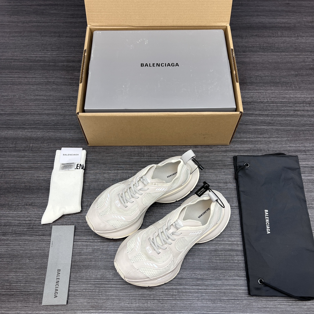 NO:229051,Pure original version BALENCIAGA thirteen generations beige old light and breathable running shoes. Balenciaga brand new design concept is light and comfortable to experience, and uses retro old technology to make the shoes feel more old. ZP original shoes developed fabric woven fabric and glue bonding. Outsole high foaming combination of outsole light, comfortable and wear-resistant. Packaging: Full set of Dewu accessories reinforced aircraft box packaging!  Number of codes: 35-46 codes!  (Putting 42 shots for 41 in one size), casual shoes/sports shoes, balenciaga, balenciaga, sneakers19860909纯原版本 BALENCIAGA 巴黎世家 十三代米色做旧轻便透气跑鞋. 巴黎世家全新设计概念轻便舒适体验、采用复古做旧工艺,使鞋子更有沉旧感.ZP原鞋开发面料织布滴胶贴合而成.大底高发泡组合大底轻便舒适耐磨. 包装:全套得物配件加固飞机盒包装！ 码数:35-46码！（偏大一码穿42拍41),休闲鞋/运动鞋,balenciaga,balenciaga,sneakers,Women's Shoes