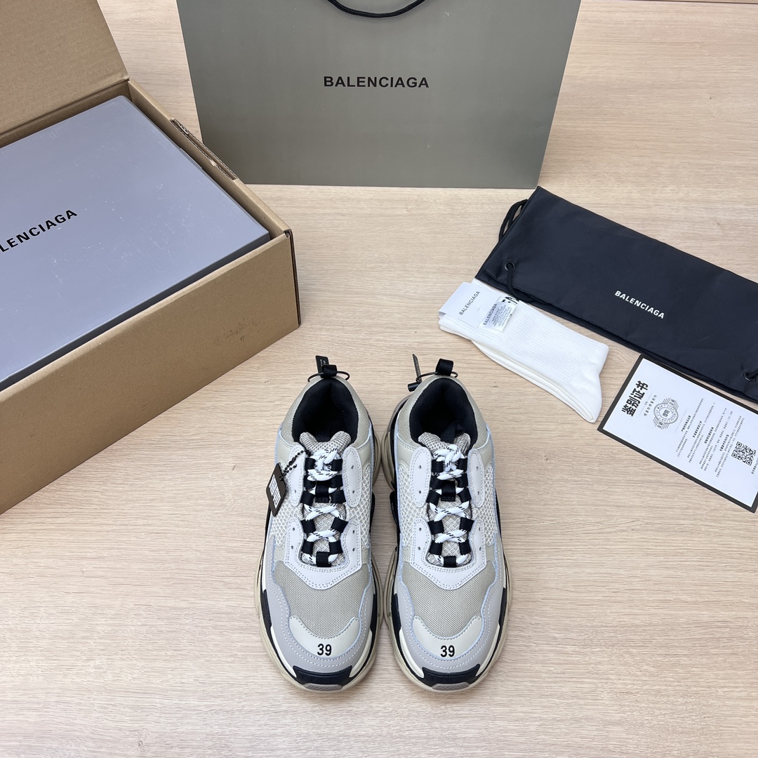 NO:258405,Like Kanye West, the first generation of Balenciaga dad shoes has created a running shoe that reveals the 