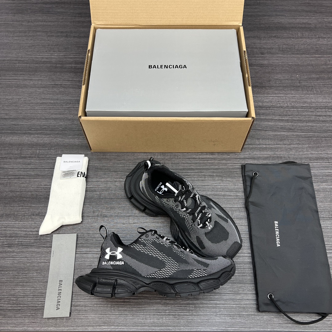 Balenciaga 纯 本Balenciaga x Under Armour 3XL 舒适 防滑耐磨 低帮 生活休闲鞋 巴黎世家全新做旧十代潮流跑鞋 在延续 Track Trainer 户外轮廓和复杂鞋面结构的同时