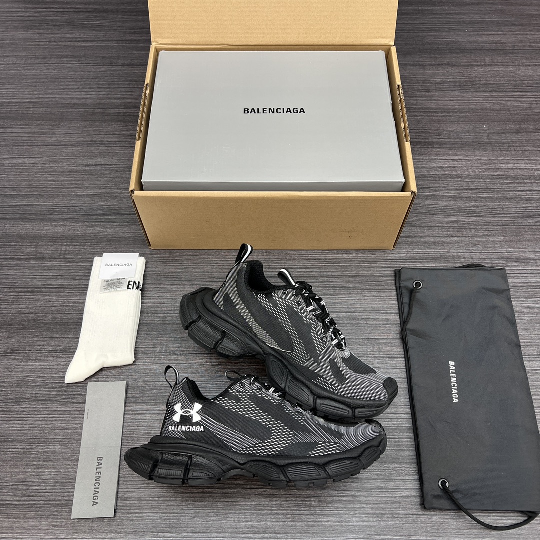 Balenciaga 纯 本Balenciaga x Under Armour 3XL 舒适 防滑耐磨 低帮 生活休闲鞋 巴黎世家全新做旧十代潮流跑鞋 在延续 Track Trainer 户外轮廓和复杂鞋面结构的同时