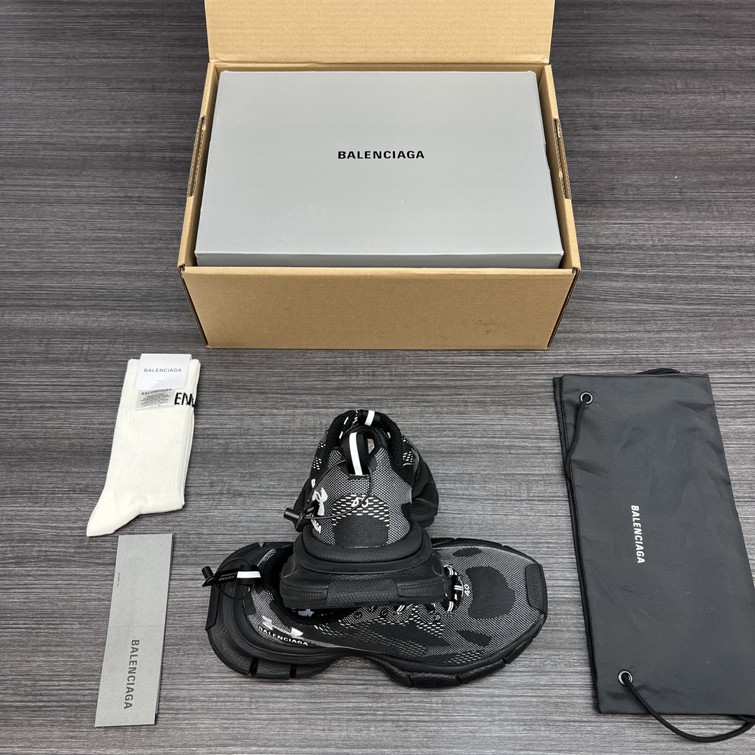 Balenciaga 纯 本Balenciaga x Under Armour 3XL 舒适 防滑耐磨 低帮 生活休闲鞋 巴黎世家全新做旧十代潮流跑鞋 在延续 Track Trainer 户外轮廓和复杂鞋面结构的同时