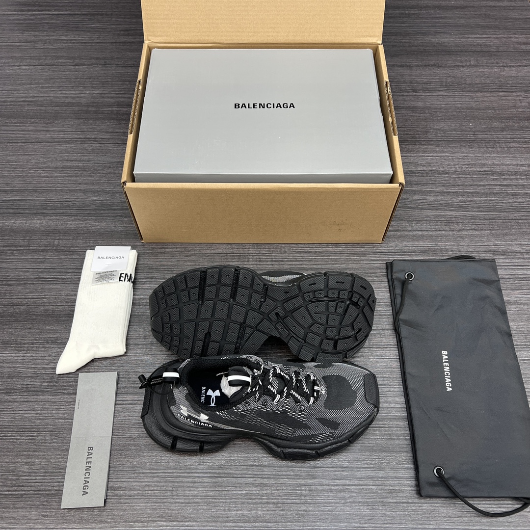 Balenciaga 纯 本Balenciaga x Under Armour 3XL 舒适 防滑耐磨 低帮 生活休闲鞋 巴黎世家全新做旧十代潮流跑鞋 在延续 Track Trainer 户外轮廓和复杂鞋面结构的同时
