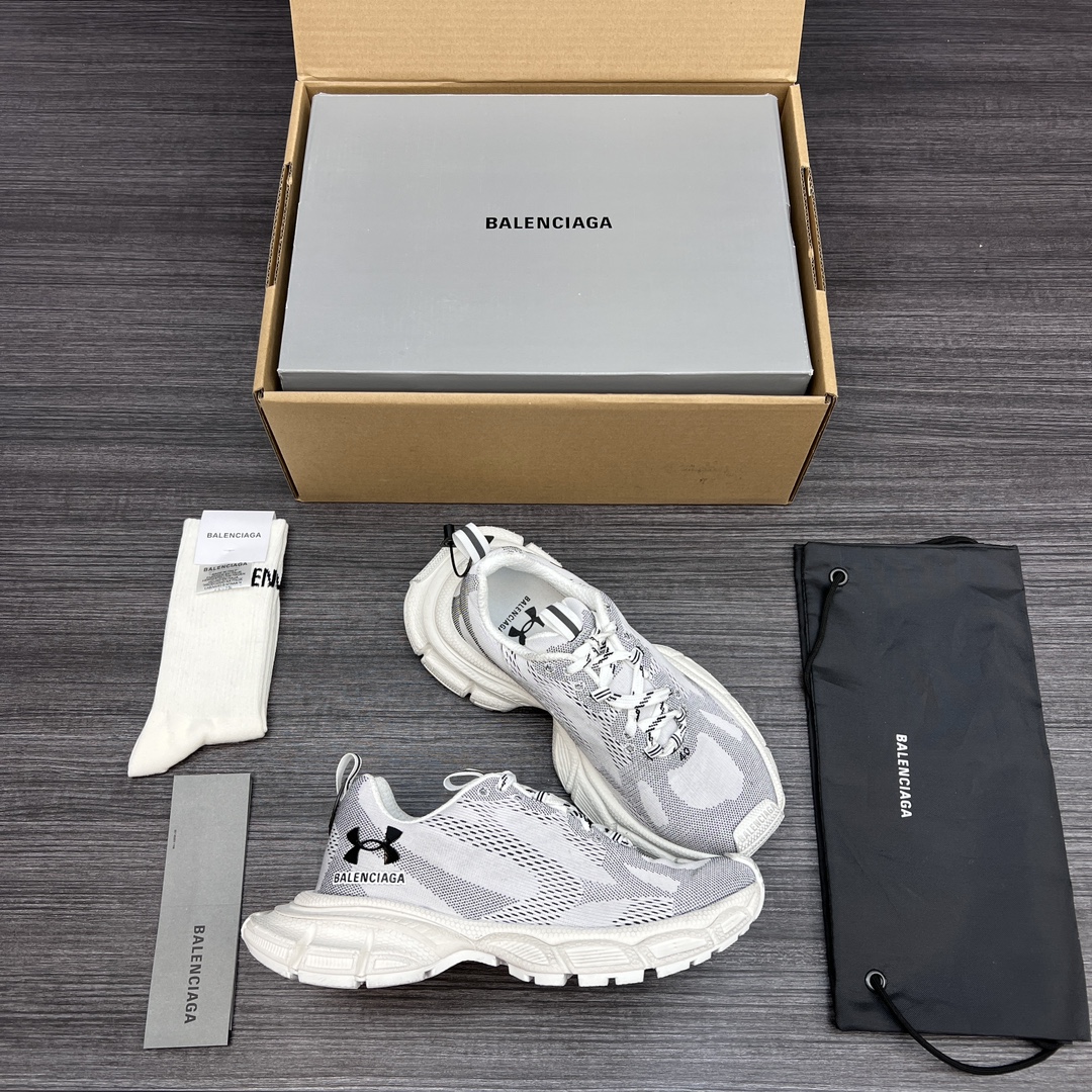 Balenciaga 纯 本Balenciaga x Under Armour 3XL 舒适 防滑耐磨 低帮 生活休闲鞋 巴黎世家全新做旧十代潮流跑鞋 在延续 Track Trainer 户外轮廓和复杂鞋面结构的同时