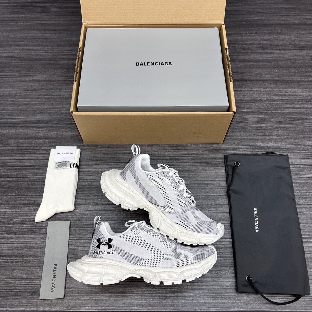 Balenciaga 纯 本Balenciaga x Under Armour 3XL 舒适 防滑耐磨 低帮 生活休闲鞋 巴黎世家全新做旧十代潮流跑鞋 在延续 Track Trainer 户外轮廓和复杂鞋面结构的同时