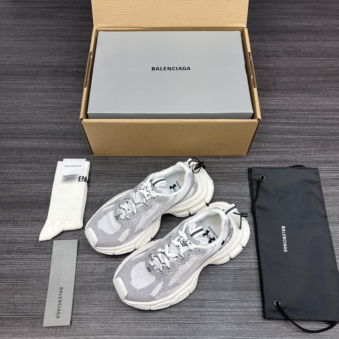 NO:228964,Pure original version Balenciaga x Under Armour 3XL Comfortable and retro, non-slip and wear-resistant, low-top, lifestyle shoes, same style for men and women, Balenciaga brand new old ten-generation trend running shoes. While continuing the outdoor contour and complex upper structure of the Track Trainer, the upper has a high-density fly weaving cloth electric embroidery grid breathable and lightweight!  Packaging: Full set of Dewu accessories reinforced aircraft box packaging!  Number of codes: 35-46 codes!  (Part 42 shots 41 in one size), casual shoes/sports shoes, balenciaga, balenciaga, sneakers19860909纯原版本Balenciaga x Under Armour 3XL 舒适复古 防滑耐磨 低帮 生活休闲鞋 男女同款 巴黎世家全新做旧十代潮流跑鞋 在延续 Track Trainer 户外轮廓和复杂鞋面结构的同时,鞋面高密度飞织布电绣网格透气轻便！ 包装:全套得物配件加固飞机盒包装！ 码数:35-46码！(偏大一码穿42拍41),休闲鞋/运动鞋,balenciaga,balenciaga,sneakers,Women's Shoes