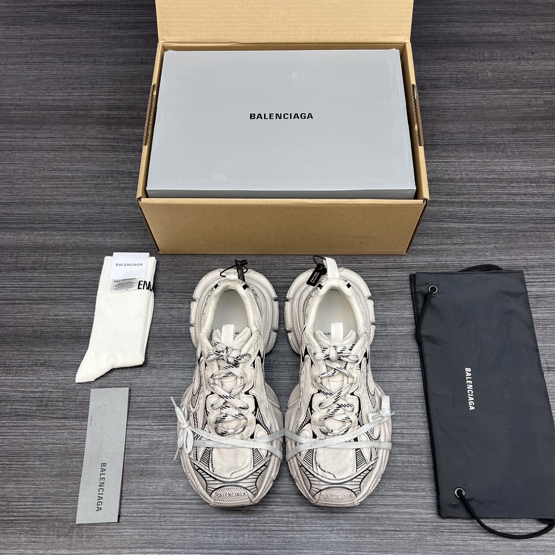 Balenciaga 纯 本Balenciaga Phantom Sneaker 巴黎世家全新做旧 3XL 十代米色帆布潮流跑鞋 在延续 Track Trainer 户外轮廓和复杂鞋面结构的同时