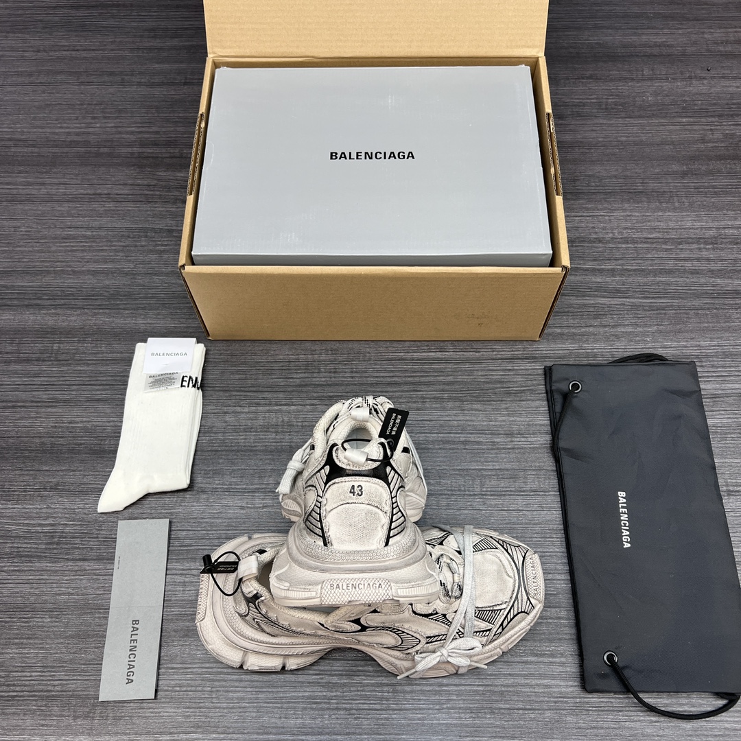 Balenciaga 纯 本Balenciaga Phantom Sneaker 巴黎世家全新做旧 3XL 十代米色帆布潮流跑鞋 在延续 Track Trainer 户外轮廓和复杂鞋面结构的同时