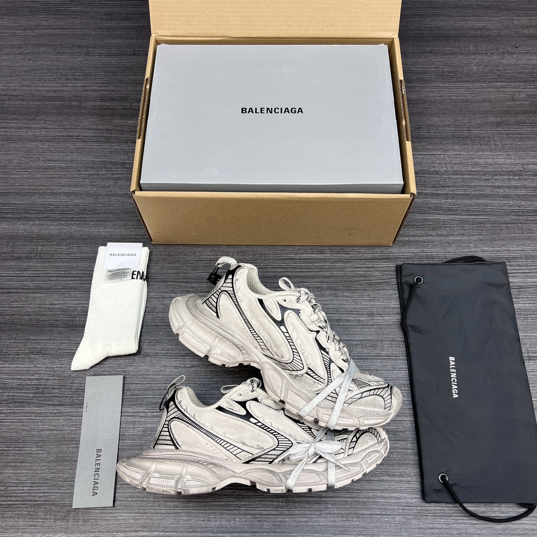 Balenciaga 纯 本Balenciaga Phantom Sneaker 巴黎世家全新做旧 3XL 十代米色帆布潮流跑鞋 在延续 Track Trainer 户外轮廓和复杂鞋面结构的同时