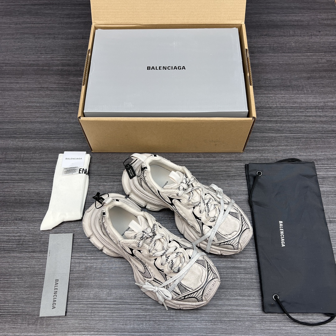 Balenciaga 纯 本Balenciaga Phantom Sneaker 巴黎世家全新做旧 3XL 十代米色帆布潮流跑鞋 在延续 Track Trainer 户外轮廓和复杂鞋面结构的同时