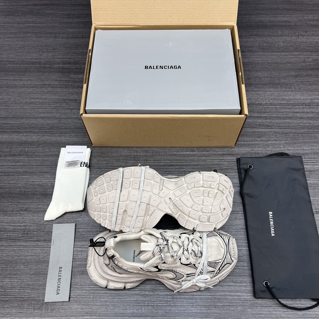 Balenciaga 纯 本Balenciaga Phantom Sneaker 巴黎世家全新做旧 3XL 十代米色帆布潮流跑鞋 在延续 Track Trainer 户外轮廓和复杂鞋面结构的同时