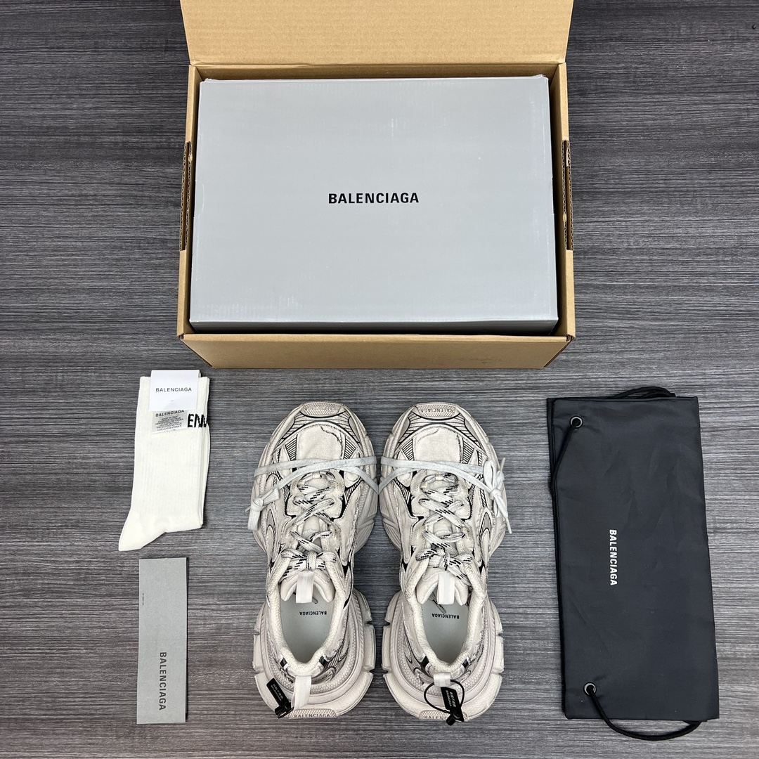 Balenciaga 纯 本Balenciaga Phantom Sneaker 巴黎世家全新做旧 3XL 十代米色帆布潮流跑鞋 在延续 Track Trainer 户外轮廓和复杂鞋面结构的同时