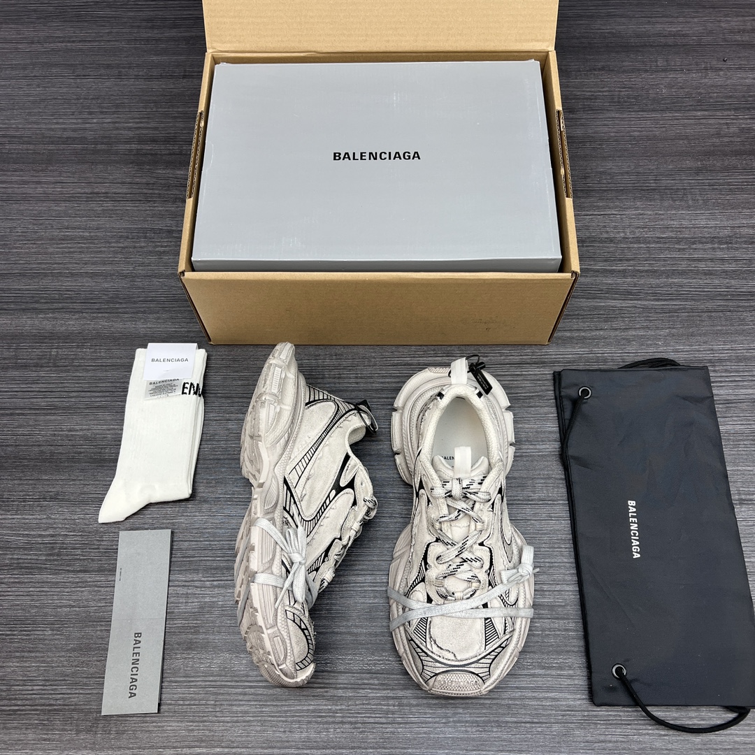 Balenciaga 纯 本Balenciaga Phantom Sneaker 巴黎世家全新做旧 3XL 十代米色帆布潮流跑鞋 在延续 Track Trainer 户外轮廓和复杂鞋面结构的同时