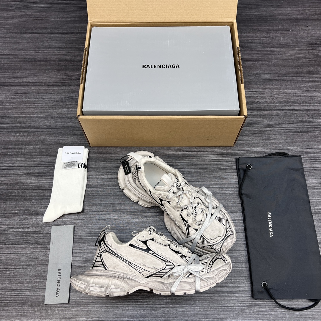 Balenciaga 纯 本Balenciaga Phantom Sneaker 巴黎世家全新做旧 3XL 十代米色帆布潮流跑鞋 在延续 Track Trainer 户外轮廓和复杂鞋面结构的同时