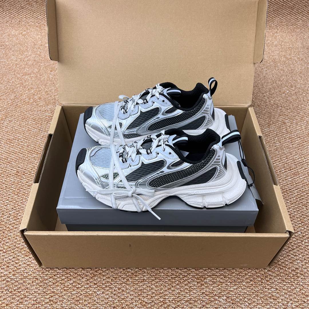 NO:236379,The top version of Balenciaga Balenciaga 3XL Sneaker series Black and Silver Couple Daddy Shoes Original* Purchased and developed Balenciaga 3XL Sneaker The overall shoe shape draws on the creative ideas of the two shoe shapes, Balenciaga Track and Balenciaga Runner, which is equivalent to removing the outer frame of the Track shoe body. It also inherits the streamlined shape of Runner and the Track flat toe. In addition, a pair of tied shoelaces are added to the front of the upper to highlight the shape!  Fabric: Original custom imported technology fabric   mesh inner lining: Original custom breathable mesh inner lining: Original mold opening ultralight MD combination rubber bottom thickness: 5CM packaging original tag aircraft box reinforced packaging!  Size 35-46 [One size larger size usually wear 37 shots 36 sizes], casual shoes/sports shoes, balenciaga, balenciaga, sneakers19860909顶级版本Balenciaga巴黎世家3XL Sneaker系列 黑银情侣款老爹鞋 原*购入开发 Balenciaga 3XL Sneaker 整体鞋型汲取了Balenciaga Track和Balenciaga Runner两款鞋型的创作思路 相当于把 Track鞋身的外框拆了下来 同时继承了 Runner的流线造型和 Track扁平的鞋头 另外在鞋面前段另加了一副绑着的的鞋带 凸显造型！ 面料: 原版定制进口科技面料 网面 内里: 原版定制透气网里 大底: 原版开模超轻MD组合橡胶底底厚: 5CM 包装原吊牌飞机盒加固包装！ 码数35-46码【偏大一码平时穿37拍36码】,休闲鞋/运动鞋,balenciaga,balenciaga,sneakers,Women's Shoes