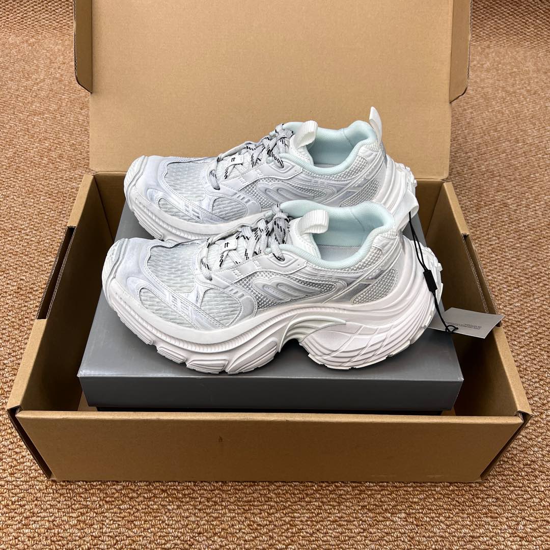 NO:236408,The top version of Balenciaga Balenciaga 6XL series, couples' dad shoes, all white. Original purchase and development, making products, Balenciaga The overall shoe shape draws on the creative ideas of the two shoe shapes, Balenciaga Track and Balenciaga Runner, which is equivalent to removing the outer frame of the Track shoe body and inheriting Runner's streamlined shape and Track flat toe. Fabric: Original custom imported cowhide fabric   mesh inner lining: Original custom breathable mesh inner lining: Original opening ultra-light MD combination rubber sole thickness: 6CM packaging original tag aircraft box reinforcement packaging!  Size: 35-46 (positive size), casual shoes/sports shoes, balenciaga, balenciaga, sneakers, cowhide19860909顶级版本Balenciaga巴黎世家6XL系列 情侣款老爹鞋 全白. 原版购入开发 做货 Balenciaga 整体鞋型汲取了Balenciaga Track和Balenciaga Runner两款鞋型的创作思路 相当于把 Track鞋身的外框拆了下来 同时继承了 Runner的流线造型和 Track扁平的鞋头 面料: 原版定制进口牛皮面料 网面 内里: 原版定制透气网里 大底: 原版开模超轻MD组合橡胶底底厚: 6CM 包装原吊牌飞机盒加固包装！ 码数:35-46(正码),休闲鞋/运动鞋,balenciaga,balenciaga,sneakers,cowhide,Women's Shoes