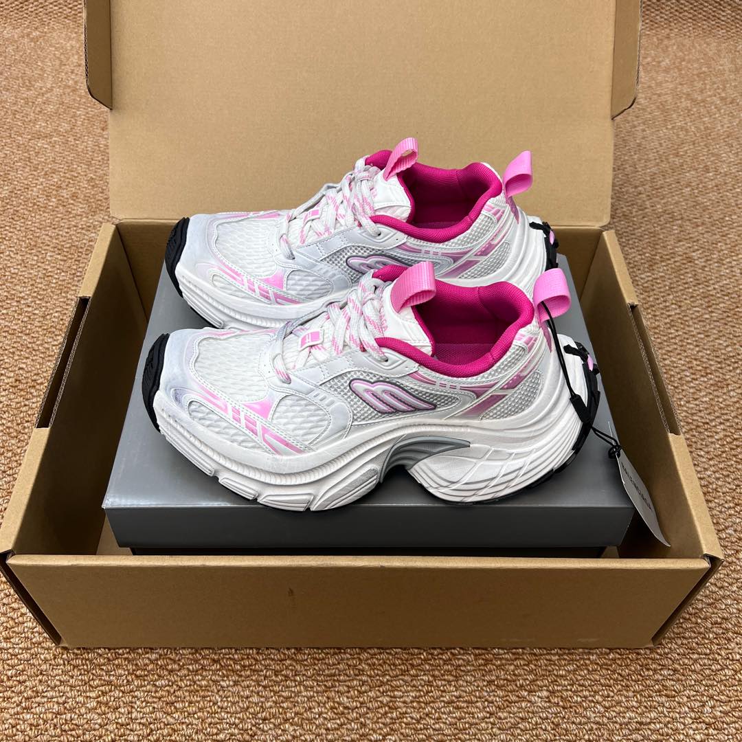 NO:236410,The top version of Balenciaga Balenciaga 6XL series couples dad shoes white powder. Original purchase and development, making products Balenciaga The overall shoe shape draws on the creative ideas of the two shoe shapes, Balenciaga Track and Balenciaga Runner, which is equivalent to removing the outer frame of the Track shoe body and inheriting Runner's streamlined shape and Track flat toe. Fabric: Original custom imported cowhide fabric   mesh inner lining: Original custom breathable mesh inner lining: Original opening ultra-light MD combination rubber sole thickness: 6CM packaging original tag aircraft box reinforcement packaging!  Size: 35-46 (positive size), casual shoes/sports shoes, balenciaga, balenciaga, sneakers, cowhide19860909顶级版本Balenciaga巴黎世家6XL系列 情侣款老爹鞋 白粉. 原版购入开发 做货 Balenciaga 整体鞋型汲取了Balenciaga Track和Balenciaga Runner两款鞋型的创作思路 相当于把 Track鞋身的外框拆了下来 同时继承了 Runner的流线造型和 Track扁平的鞋头 面料: 原版定制进口牛皮面料 网面 内里: 原版定制透气网里 大底: 原版开模超轻MD组合橡胶底底厚: 6CM 包装原吊牌飞机盒加固包装！ 码数:35-46(正码),休闲鞋/运动鞋,balenciaga,balenciaga,sneakers,cowhide,Women's Shoes