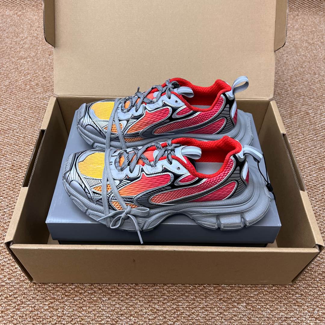 NO:236402,The top version of Balenciaga Balenciaga 3XL Sneaker series gray and red couples dad shoes Original* purchased and developed Balenciaga 3XL Sneaker The overall shoe shape draws on the creative ideas of the two shoe shapes, Balenciaga Track and Balenciaga Runner, which is equivalent to removing the outer frame of the Track shoe body. It also inherits Runner's streamlined shape and Track flat toe. In addition, a pair of tied shoelaces are added to the front of the upper to highlight the shape!  Fabric: Original custom imported technology fabric   mesh inner lining: Original custom breathable mesh inner lining: Original mold opening ultralight MD combination rubber bottom thickness: 5CM packaging original tag aircraft box reinforced packaging!  Size 35-46 [One size larger size usually wear 37 shots 36 sizes], casual shoes/sports shoes, balenciaga, balenciaga, sneakers19860909顶级版本Balenciaga巴黎世家3XL Sneaker系列 灰红 情侣款老爹鞋 原*购入开发 Balenciaga 3XL Sneaker 整体鞋型汲取了Balenciaga Track和Balenciaga Runner两款鞋型的创作思路 相当于把 Track鞋身的外框拆了下来 同时继承了 Runner的流线造型和 Track扁平的鞋头 另外在鞋面前段另加了一副绑着的的鞋带 凸显造型！ 面料: 原版定制进口科技面料 网面 内里: 原版定制透气网里 大底: 原版开模超轻MD组合橡胶底底厚: 5CM 包装原吊牌飞机盒加固包装！ 码数35-46码【偏大一码平时穿37拍36码】,休闲鞋/运动鞋,balenciaga,balenciaga,sneakers,Women's Shoes
