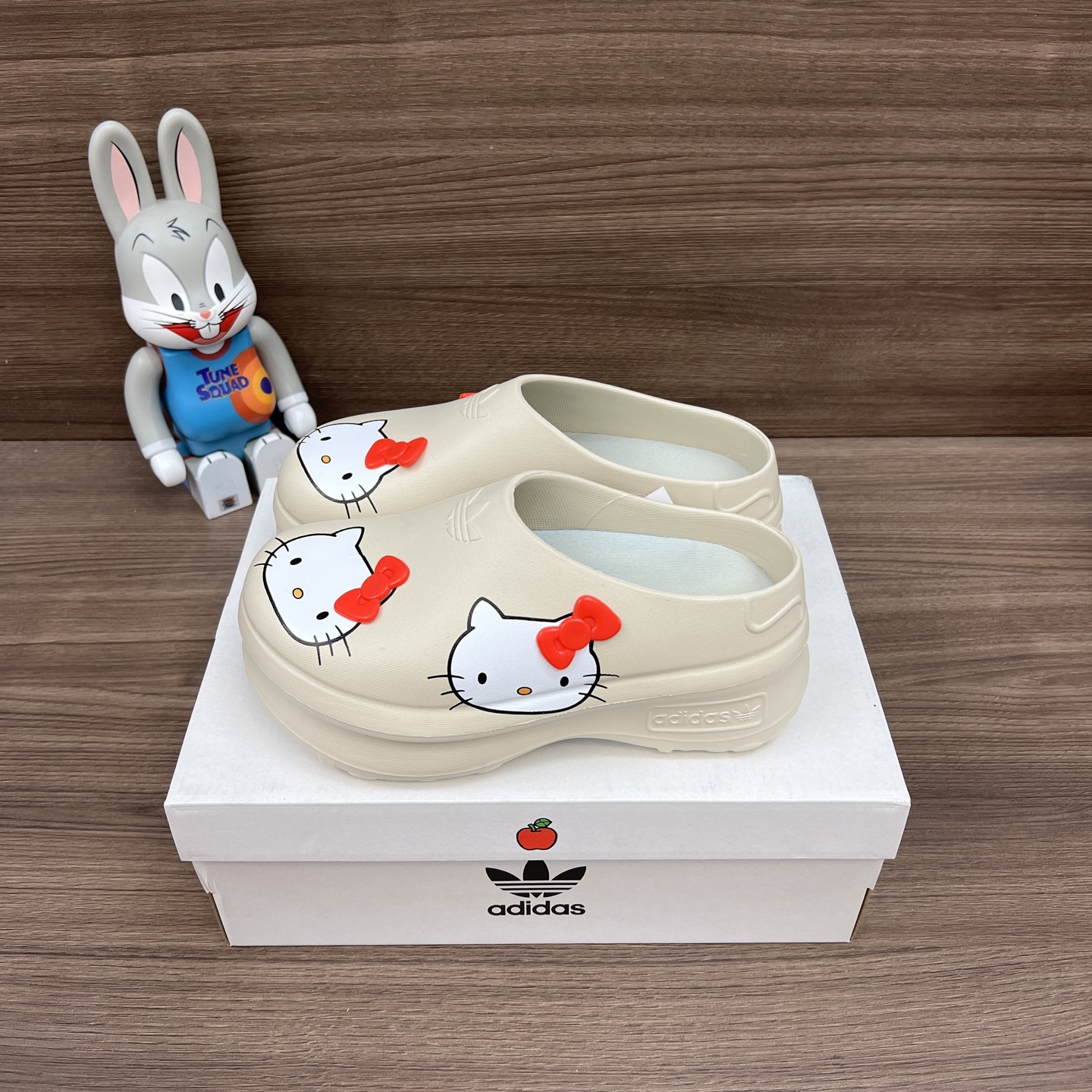 NO:254411,Top version Hello Kitty x adidas originals AdiFOM Stan Smith Mule Comfortable and cute odor-proof and non-slip slippers for women Beige. Item number: IE9127 Size number: 36-40 sizes (positive size) Base height 5CM!  Packaging: Complete set of Dewu packaging accessories!  ,slippers,adidas,slippers19860909顶级版本Hello Kitty/凯蒂猫 x adidas originals AdiFOM Stan Smith Mule 舒适可爱 防臭防滑包头拖鞋 女款 米色. 货号: IE9127 码数:36-40码(正码) 底台高度5CM！ 包装:全套得物包装配件齐全！,拖鞋,adidas,slippers,Women's Shoes