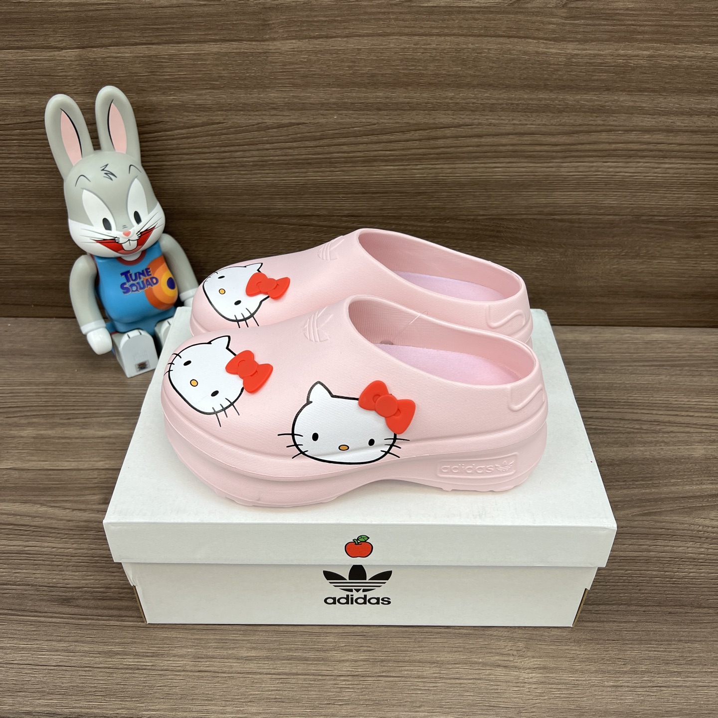 NO:254417,Top version Hello Kitty x adidas originals AdiFOM Stan Smith Mule Comfortable and cute odor-proof and non-slip slippers for women pink. Item number: IG4446 Size number: 36-40 sizes (positive size) Base height 5CM!  Packaging: Complete set of Dewu packaging accessories!  ,slippers,adidas,slippers19860909顶级版本Hello Kitty/凯蒂猫 x adidas originals AdiFOM Stan Smith Mule 舒适可爱 防臭防滑包头拖鞋 女款 粉色. 货号: IG4446 码数:36-40码(正码) 底台高度5CM！ 包装:全套得物包装配件齐全！,拖鞋,adidas,slippers,Women's Shoes