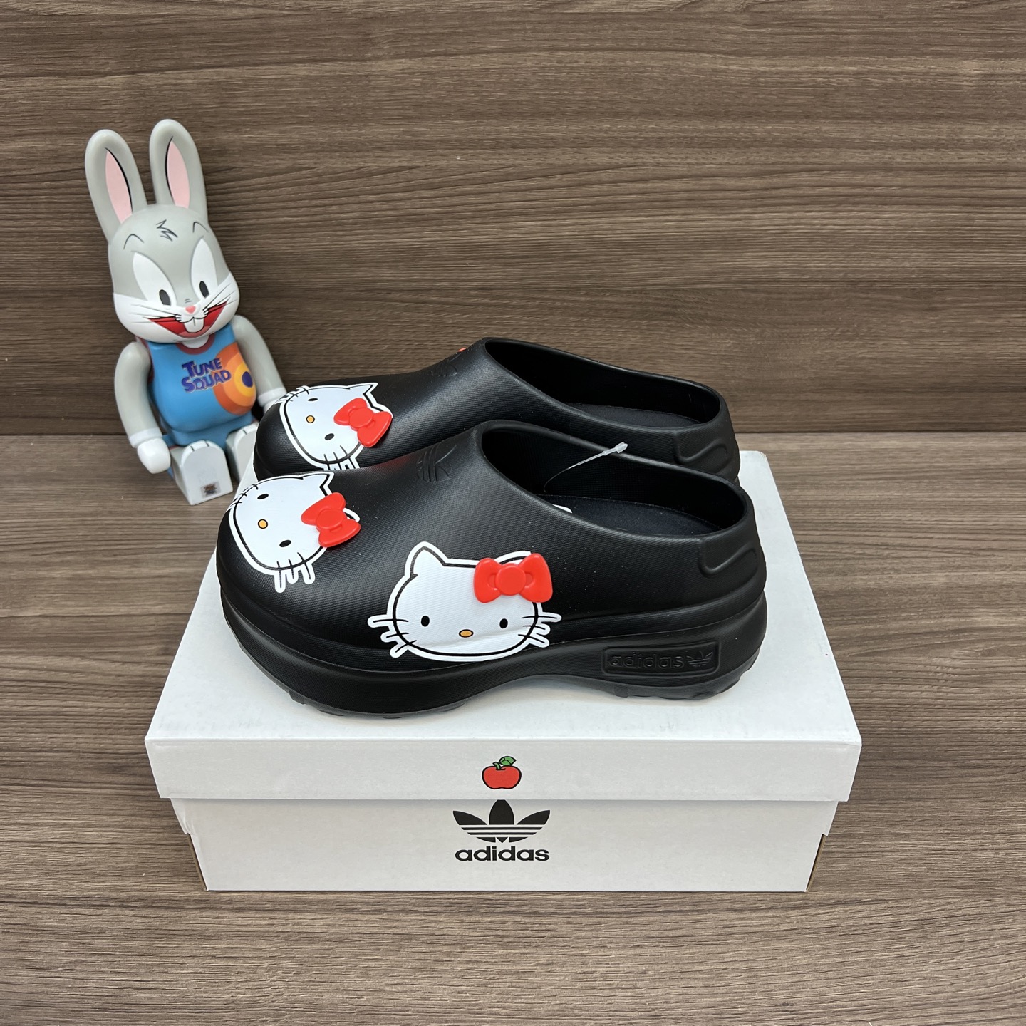 NO:254422,Top version Hello Kitty x adidas originals AdiFOM Stan Smith Mule Classic Comfort Unslip Slippers Women's Black, Red and White. Item No.: IH0280 Size: 36-40 (positive size) Base height 5CM!  Packaging: Complete set of Dewu packaging accessories!  ,slippers,adidas,slippers19860909顶级版本Hello Kitty/凯蒂猫 x adidas originals AdiFOM Stan Smith Mule 经典舒适 防滑包头拖鞋 女款 黑红白. 货号: IH0280 码数:36-40码(正码) 底台高度5CM！ 包装:全套得物包装配件齐全！,拖鞋,adidas,slippers,Women's Shoes