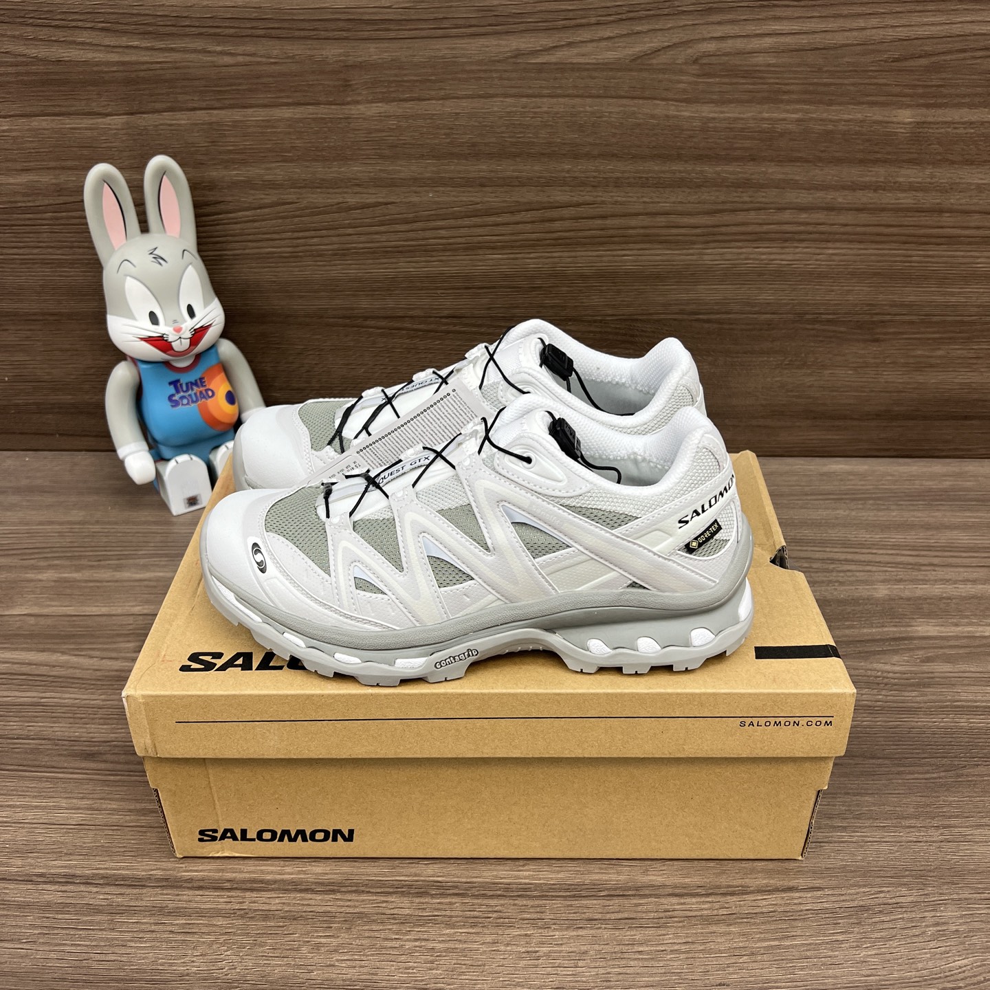 NO:242134,Top version SALOMON XT-Quest GTX versatile and simple shock-absorbing, anti-slip wear-resistant, waterproof, low-top, hiking shoes, same style for men and women, gray and white. The new top version has been re-edited for several months. The whole shoe last is basically the same as the original shoe, the combination of the outsole is excellent, all details are carefully processed, the foot feels comfortable and light, and the best matching item for work clothes outdoors. Item number: 474296 Size: 36-46 (positive size), casual shoes/sports shoes, sneakers19860909顶级版本SALOMON萨洛蒙 XT-Quest GTX 百搭简约 减震防滑耐磨防水 低帮 徒步鞋 男女同款 灰色白色. 全新顶级版本经过几个月重新改版,整鞋楦型基本跟原鞋无差,大底组合胶水控制极佳,所有细节都精心处理,脚感舒适轻便,工装户外最佳搭配单品. 货号: 474296 码数:36-46码(正码),休闲鞋/运动鞋,sneakers,Women's Shoes