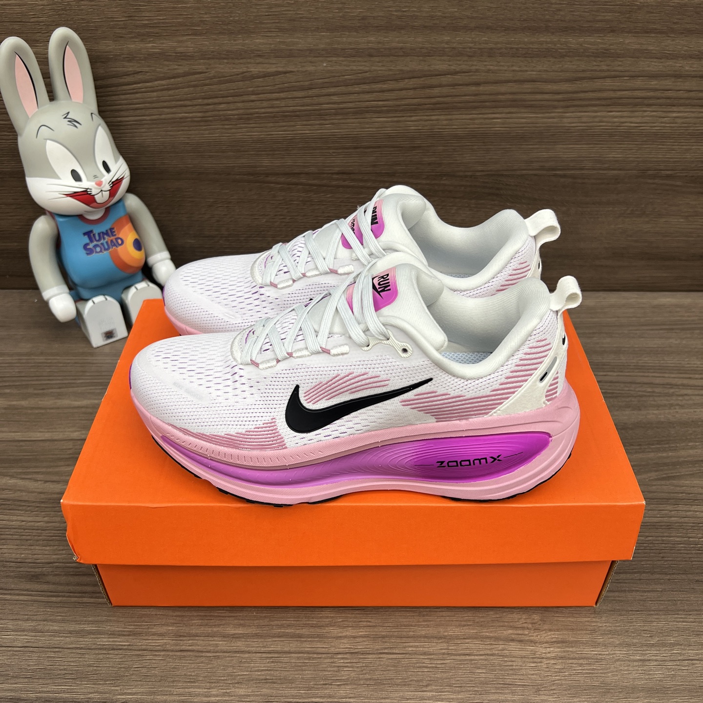 NO:265443,Top version Nike Vomero 18 comfortable and versatile non-slip and wear-resistant low-top casual running shoes for women, white and pink) full set of decoction cards, poison buckles, cotton socks, poison box. Size: 36-40 sizes!  , casual shoes/sports shoes, sneakers19860909顶级版本Nike Vomero 18 舒适百搭防滑耐磨 低帮 休闲跑步鞋 女款 白粉色） 全套得物包装毒卡 毒扣 棉袜 毒盒. 码数:36-40码！,休闲鞋/运动鞋,sneakers,Women's Shoes