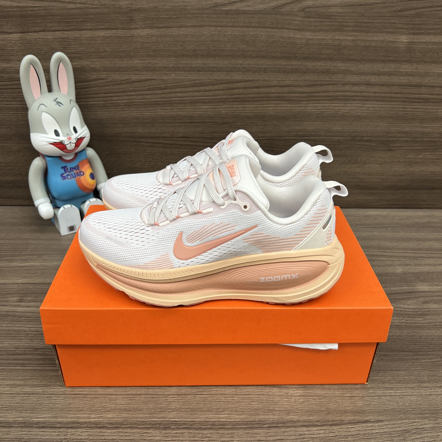 NO:415018,Top version Nike Vomero 18, fashionable, comfortable, non-slip and wear-resistant, low-top casual running shoes, men's style, light orange, full set of dew packaging poison card, poison button, cotton socks, poison box. Size: 36-40 sizes!  , casual shoes/sports shoes, sneakers19860909顶级版本Nike Vomero 18 时尚舒适防滑耐磨 低帮 休闲跑步鞋 男款 浅橙色 全套得物包装毒卡 毒扣 棉袜 毒盒. 码数:36-40码！,休闲鞋/运动鞋,sneakers,Women's Shoes