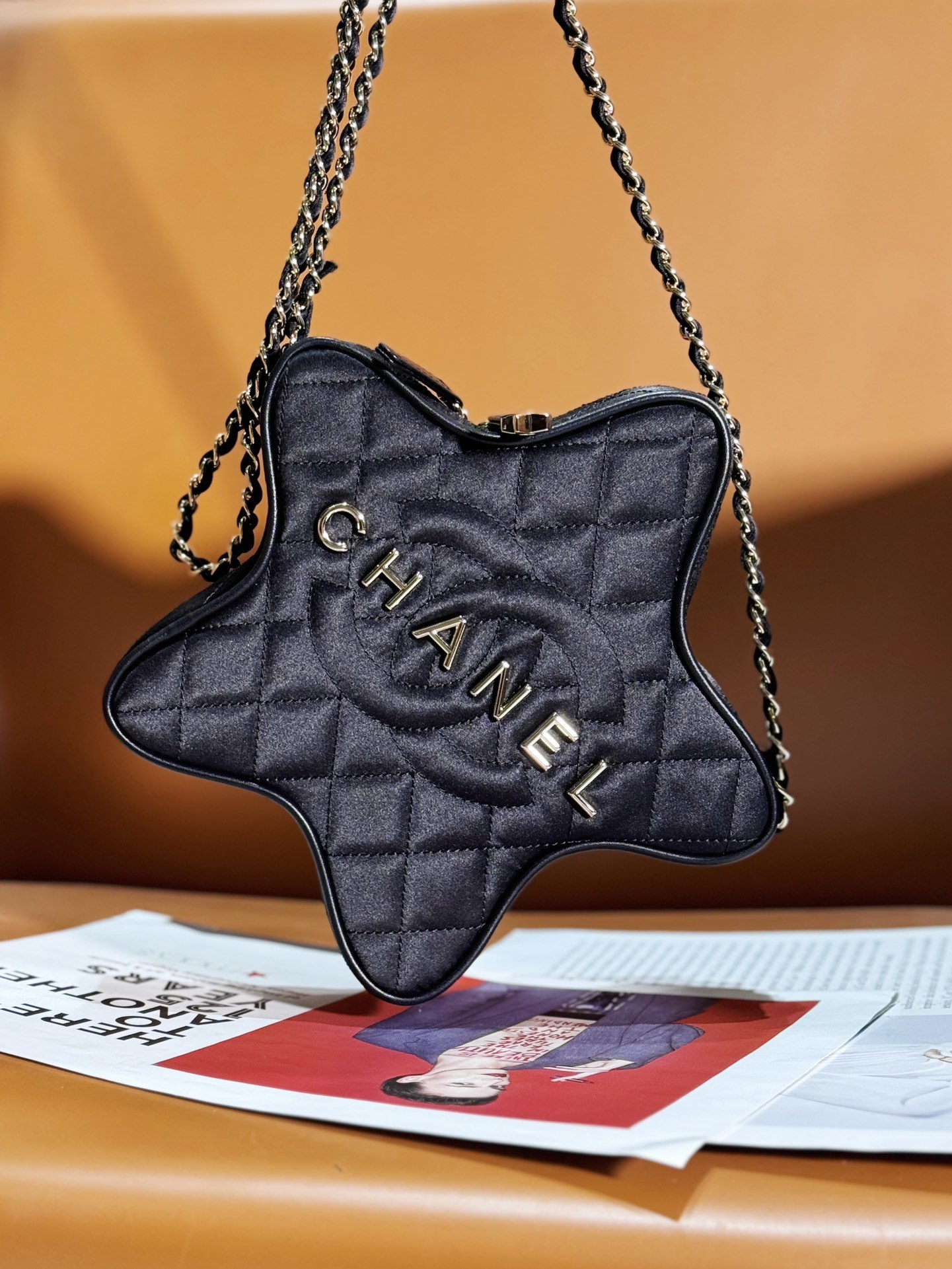 c春夏星星包绒布尺寸22.5x22.5x6cm24c春夏发布会于洛杉矶举行这次运用日落的柔和色调与浓烈华