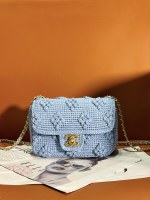 Chanel Classic Flap Bag Haut Sacs À Bandoulière & À Épaule Couleur abricot Noir Bleu rose Tissé 1 Chanel Classic Flap Bag Haut
Sacs À Bandoulière & À Épaule Couleur abricot Noir Bleu rose Tissé