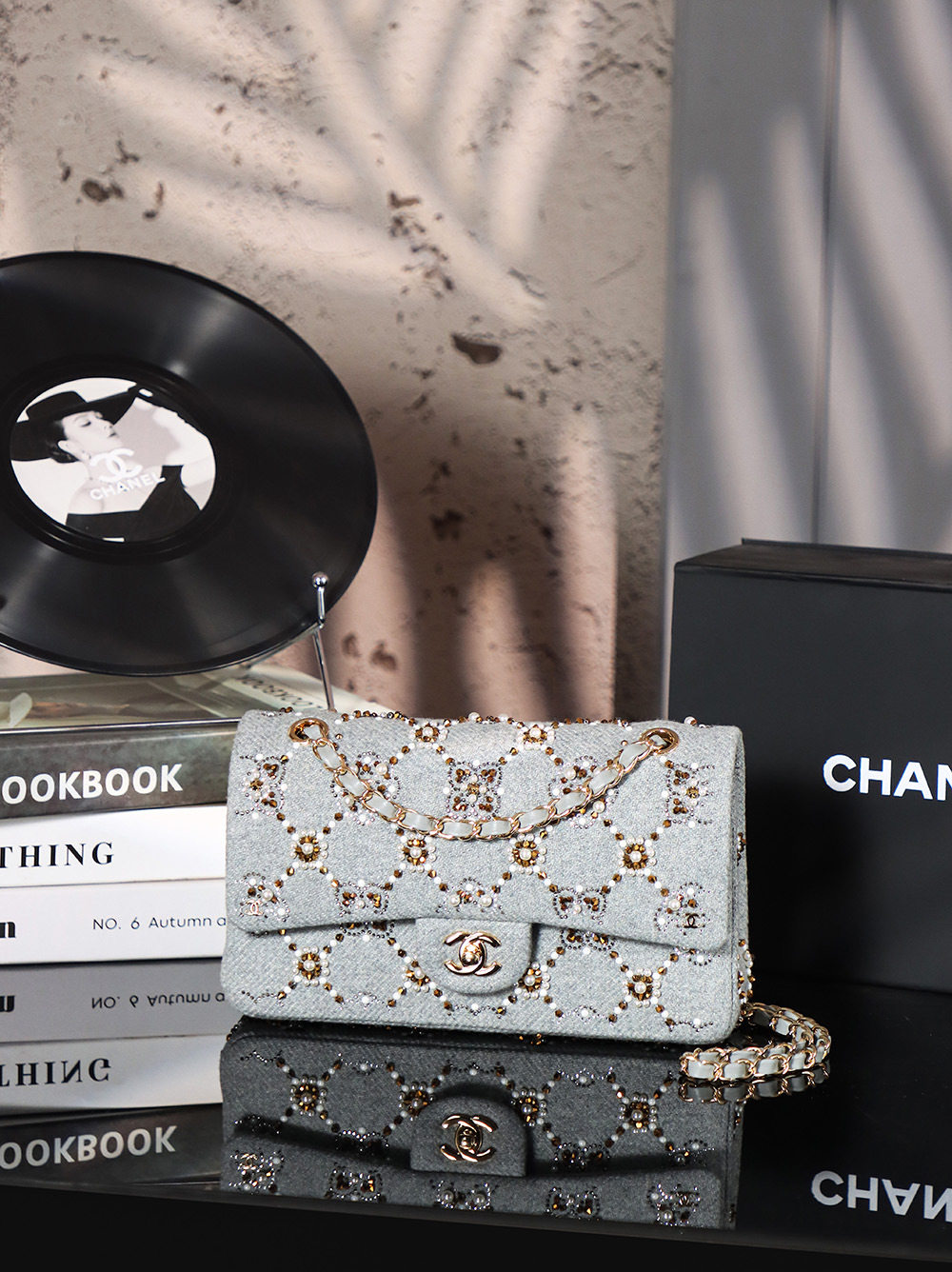 NO:700826,Limited edition hand-stitched beading size... Heavy-duty beading is purely hand-painted and made into a collector's series!  Gold bead bag!  I basically get every season’s collector’s series + the evening bag I shared today is very heavy-duty, every piece is handmade!  It is made of metal, glass pearls, velvet and other materials, and is made of many permutations and combinations. It is also a classic CF model. The real thing is more gorgeous than the photo, it is just gorgeous. + This one is relatively rare, and it is also a rare and limited edition!  ,collector19860909限量款 手缝钉珠 尺寸... 重工钉珠纯手绘制作收藏家系列！金珠包！每一季的收藏家系列我基本都会拿下+今天分享的这只晚宴包非常重工,是由每一张手工制作！金属、琉璃珍珠、绒毛等材质,用了好多好多种排列组合方式编制而成.又是经典的cf款,实物比照片更华丽,就是华丽.+这只比较少,也是稀有限量款！,收藏家,韩剧