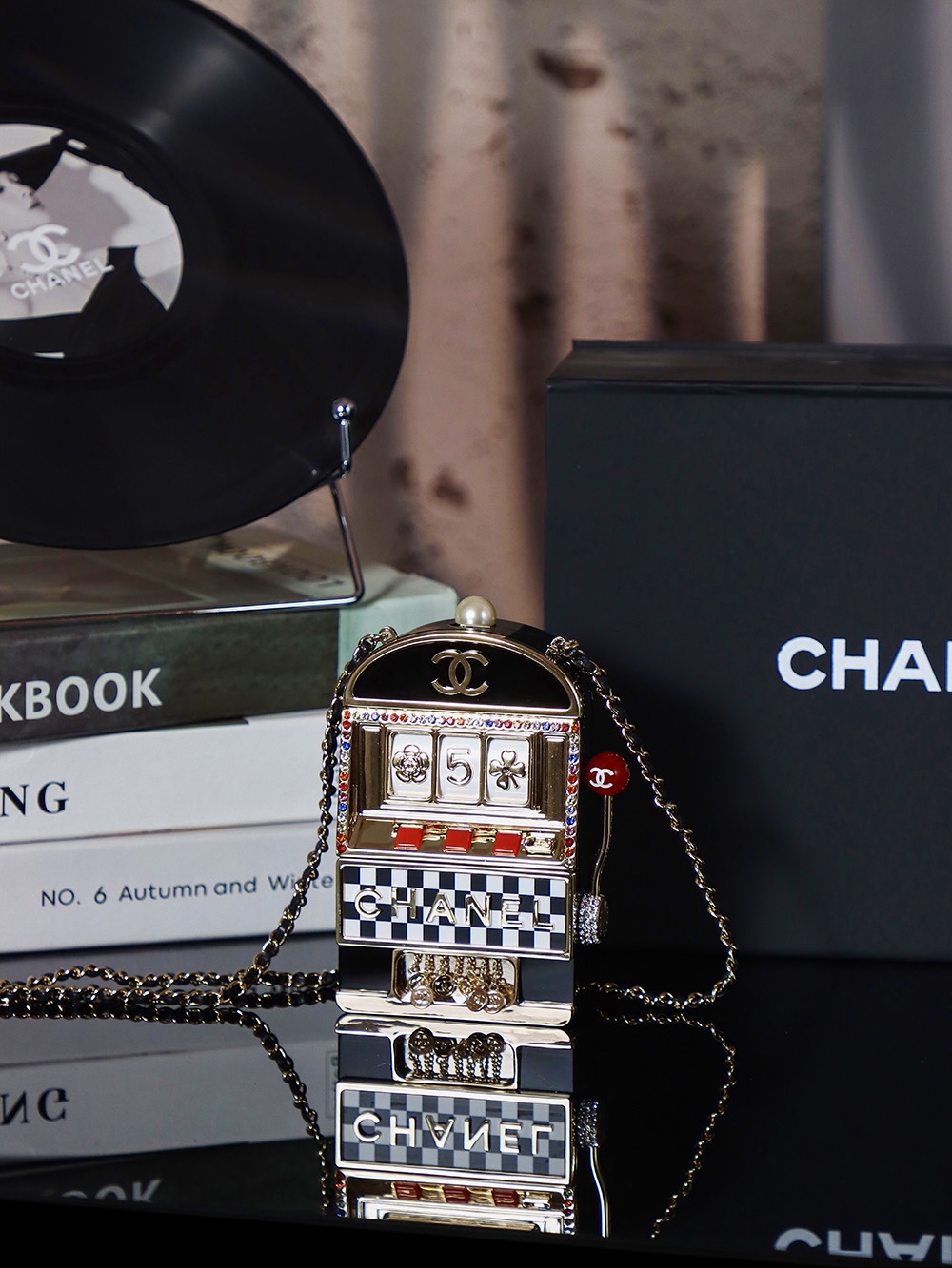 NO:700798,Early Spring Collection Series Size** 23c Early Spring Resort Series Preview is here. Of course, the most anticipated show is this eye-catching slot machine collector series small bag. The actual product does not disappoint at all. It is quite exquisite and has a certain sense of weight. Press the pearl opening and closing on the top as shown in winter. The capacity is okay, not too useless. A mobile phone cannot be put in. The size of ihone4 can be put in. It is enough to put other miscellaneous items such as confidence, beauty, elegance, etc., collector.19860909早春收藏系列 尺寸** 23c早春度假系列预览走起 最期待的当然是秀上这只吸睛无数的老虎机收藏家系列小包 实物完全没让人失望 相当之精致 有一定分量感 如冬所示按下顶上的珍珠开合 容量也还行 不算特别废 手机是装不进去的 ihone4那种大小可以装进去 放点其他杂七杂八的比如自信啦美丽啦优雅啦是完全够的了,收藏家,韩剧