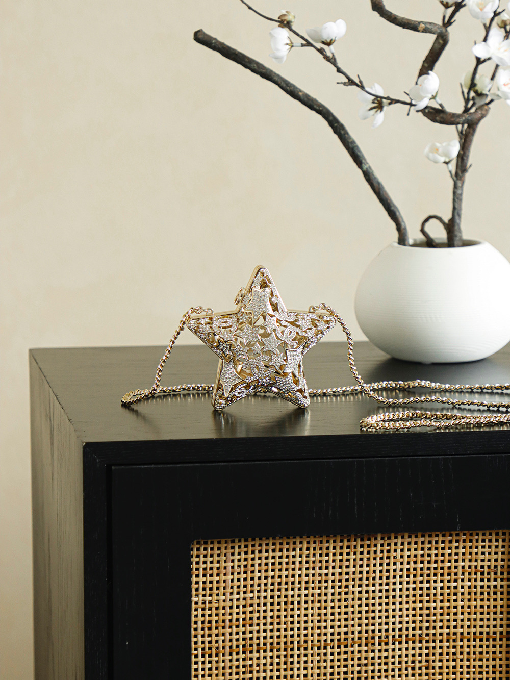 NO:700830,Exclusive spot Chanel 25A Collector Series Hollow Star Diamond Bag Evening Bag Super Sparkling Chanel 25a High-end Handicraft Workshop Collector's Beauty is Exaggerated! The joy of being all in with friends. The 25 high-end handicraft workshop pays homage to the oriental culture. The works of the handicraft workshop are still very exquisite. I got a collector's bag with my sisters. It is too flashy and too beige. Even ordinary clothes will have a bright spot with this one ~ I took the star diamond bag home ~ The handicraft workshop is indeed exquisite. Material copper imported rhinestones color gold, silver size 13×13×4cm style number AS, collector, chanel19860909独家现货Chanel 25A 收藏家系列镂空星星钻包晚宴包超级闪耀哇 chanel 25a高级手工坊收藏家美很夸张！和朋友一起All in的快乐 25高级手工坊向东方文化致敬 手工坊的作品还是很精致的,和姐妹一起拿了收藏家包包 太闪太米了再平平無奇的衣服配上這顆就有了亮點～把星星钻钻包带回家啦～手工坊确实精致喔 材质铜进口水钻 颜色金色、银色 尺寸13×13×4cm 款号AS,收藏家,chanel,韩剧