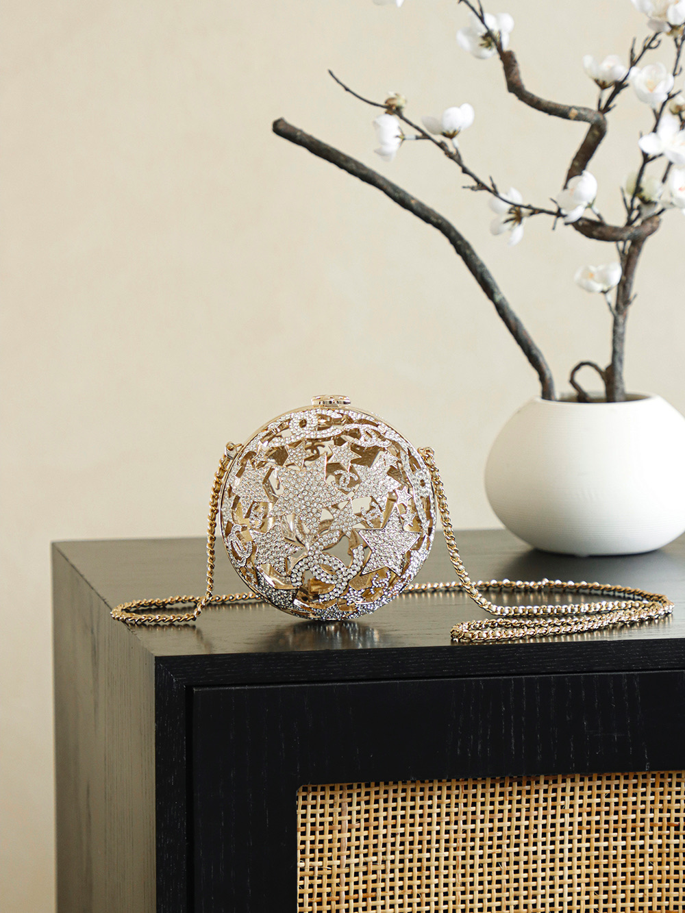 NO:700831,Pentagonal star-shaped dinner bag series of high-end handicraft workshop. The star hollow spherical dinner bag is so amazing. The top manufacturer in the industry produces the star hollow spherical dinner bag. It is another must-have small crystal gold ball for collectors. The whole ball is composed of ten pairs of five-pointed stars. The hollow design is inlaid with diamonds. It is full of details, exquisite and elegant. The hollow design is unique and beautiful. The material is all copper hardware and imported rhinestones. Size **, collector.19860909高级手工坊五角星球形晚宴包系列星星镂空球形晚宴包太惊艳啦 级,行业顶级厂家出品星星镂空球形晚宴包,又又又是一枚收藏家系列必入水晶小金球,整个球是由五角星十双 组成,镂空设计镶嵌着钻石,细节感满满,精致高雅有质感,镂空设计独特美观 材质全铜五金进口水钻 尺寸**,收藏家,韩剧