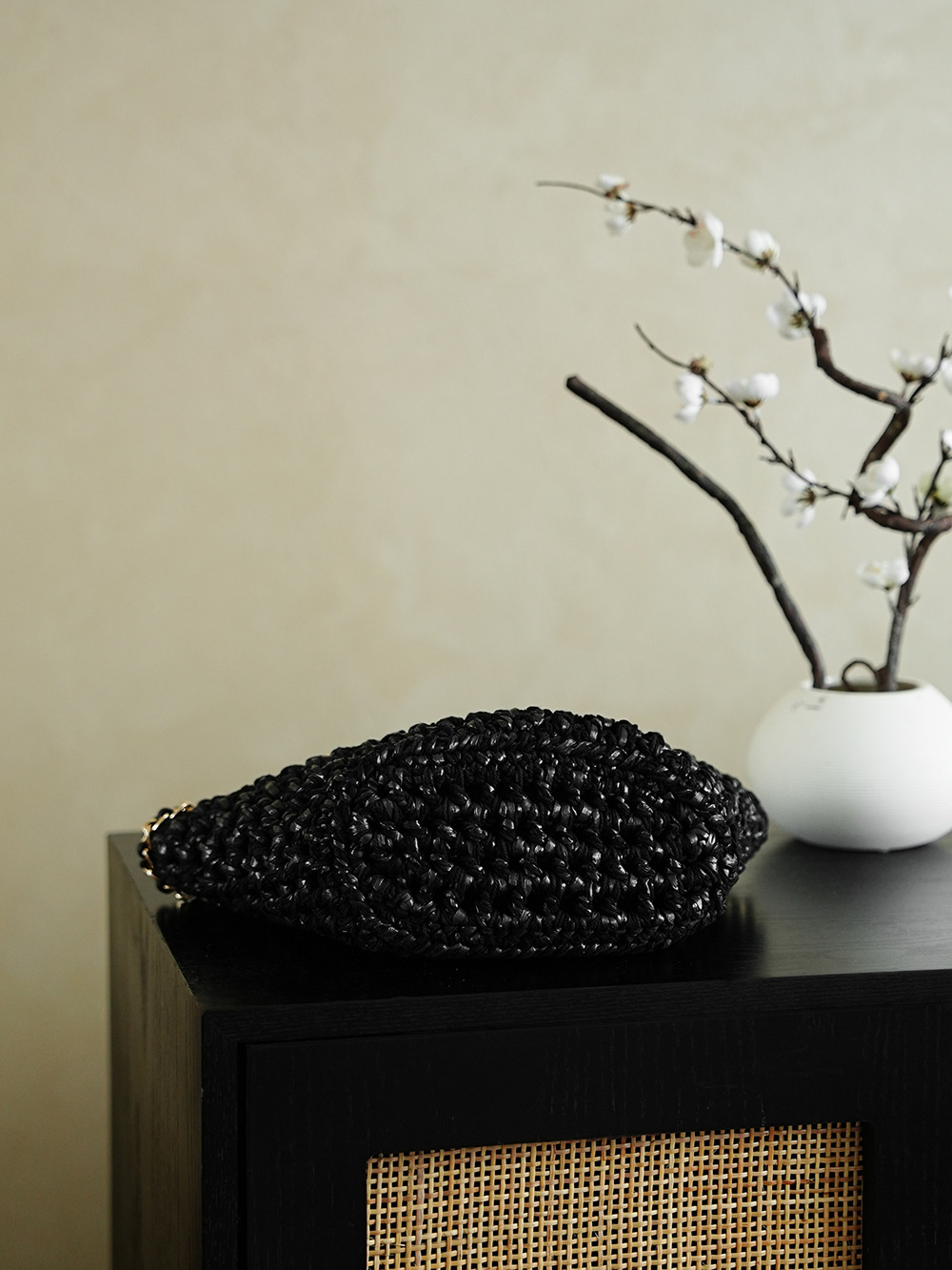 𝐂𝐡𝐚𝐧𝐞𝐥  𝟐𝟐𝐩 菜篮子草编包 
尺寸𝟑𝟔*𝟐𝟎*𝟏𝟐𝐜𝐦
编织菜篮子这款包包简直就是春天的度假包 休闲包 逛街包 去沙滩背更有感觉 更棒 这款包包搭配粉红夹克简直就是绝美 天包包颜值上就是满分 粉粉嫩嫩的超级好看 细节也是非常精致 真的太喜欢了
款号𝟗𝟗𝟖𝟓𝟐