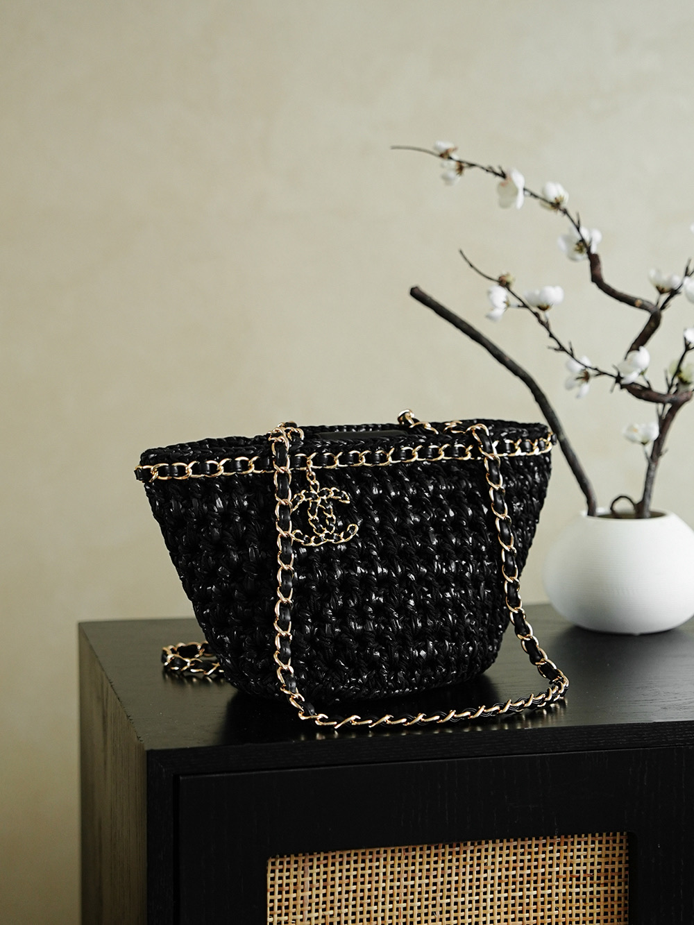 𝐂𝐡𝐚𝐧𝐞𝐥  𝟐𝟐𝐩 菜篮子草编包 
尺寸𝟑𝟔*𝟐𝟎*𝟏𝟐𝐜𝐦
编织菜篮子这款包包简直就是春天的度假包 休闲包 逛街包 去沙滩背更有感觉 更棒 这款包包搭配粉红夹克简直就是绝美 天包包颜值上就是满分 粉粉嫩嫩的超级好看 细节也是非常精致 真的太喜欢了
款号𝟗𝟗𝟖𝟓𝟐