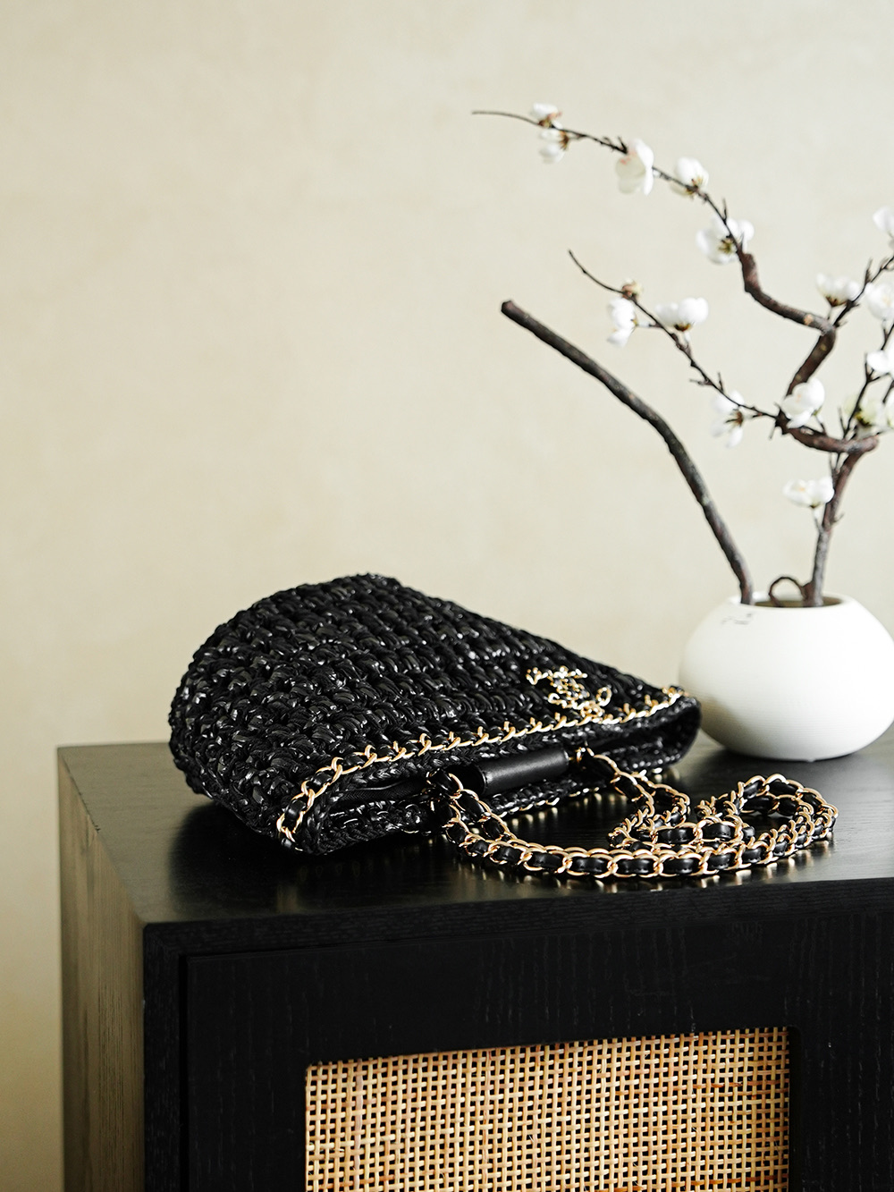 𝐂𝐡𝐚𝐧𝐞𝐥  𝟐𝟐𝐩 菜篮子草编包 
尺寸𝟑𝟔*𝟐𝟎*𝟏𝟐𝐜𝐦
编织菜篮子这款包包简直就是春天的度假包 休闲包 逛街包 去沙滩背更有感觉 更棒 这款包包搭配粉红夹克简直就是绝美 天包包颜值上就是满分 粉粉嫩嫩的超级好看 细节也是非常精致 真的太喜欢了
款号𝟗𝟗𝟖𝟓𝟐