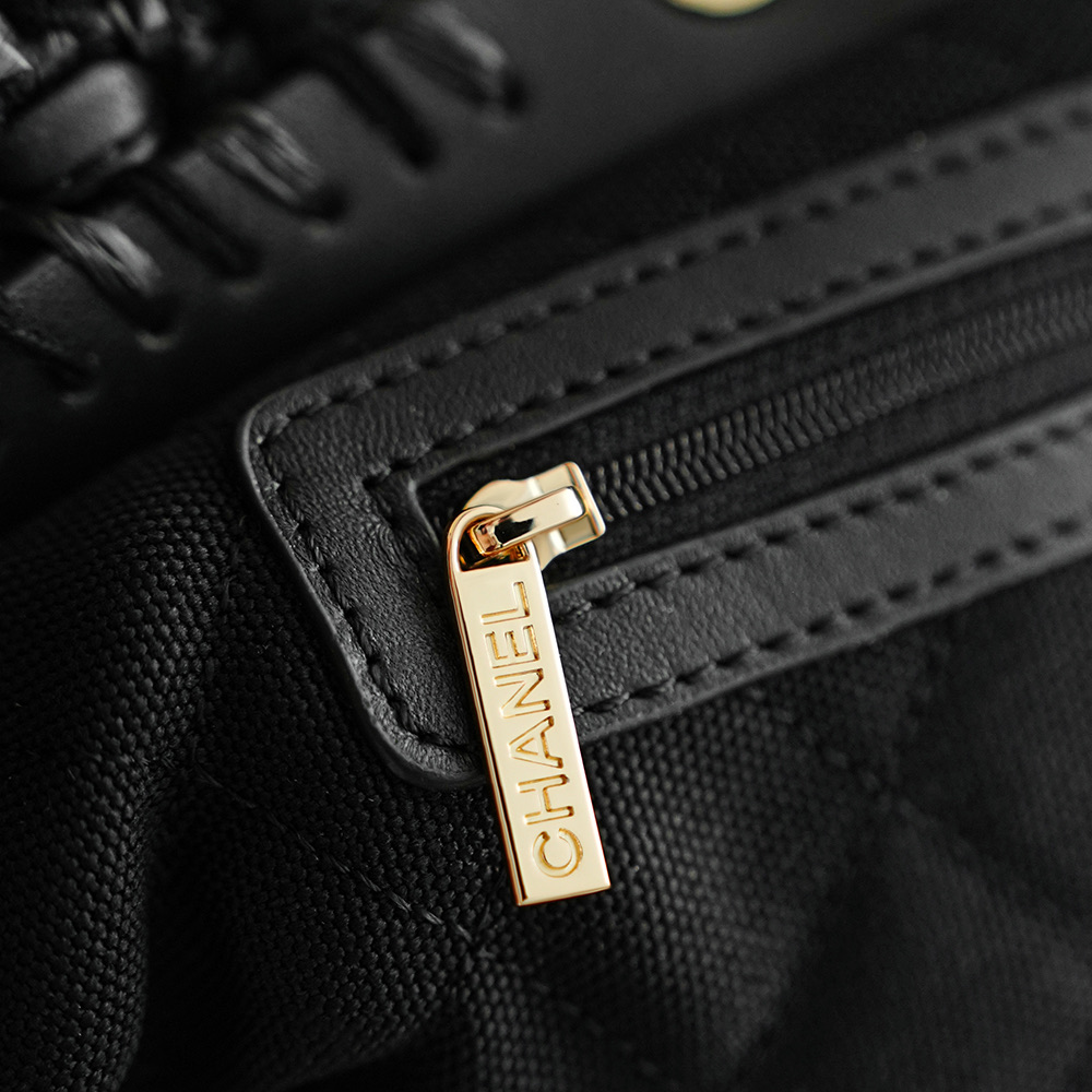 𝐂𝐡𝐚𝐧𝐞𝐥  𝟐𝟐𝐩 菜篮子草编包 
尺寸𝟑𝟔*𝟐𝟎*𝟏𝟐𝐜𝐦
编织菜篮子这款包包简直就是春天的度假包 休闲包 逛街包 去沙滩背更有感觉 更棒 这款包包搭配粉红夹克简直就是绝美 天包包颜值上就是满分 粉粉嫩嫩的超级好看 细节也是非常精致 真的太喜欢了
款号𝟗𝟗𝟖𝟓𝟐