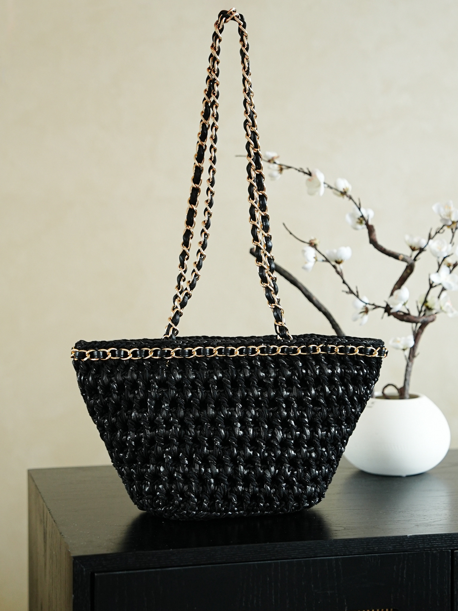 𝐂𝐡𝐚𝐧𝐞𝐥  𝟐𝟐𝐩 菜篮子草编包 
尺寸𝟑𝟔*𝟐𝟎*𝟏𝟐𝐜𝐦
编织菜篮子这款包包简直就是春天的度假包 休闲包 逛街包 去沙滩背更有感觉 更棒 这款包包搭配粉红夹克简直就是绝美 天包包颜值上就是满分 粉粉嫩嫩的超级好看 细节也是非常精致 真的太喜欢了
款号𝟗𝟗𝟖𝟓𝟐