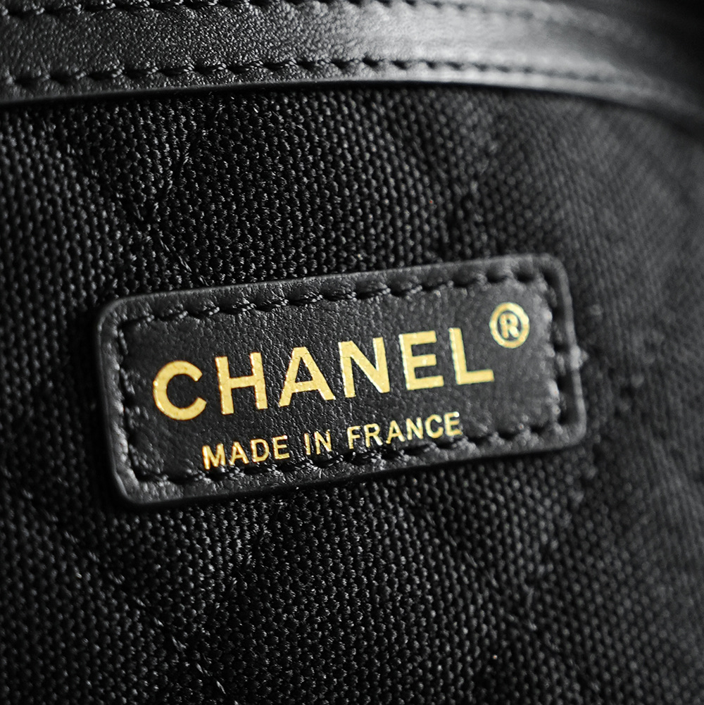 𝐂𝐡𝐚𝐧𝐞𝐥  𝟐𝟐𝐩 菜篮子草编包 
尺寸𝟑𝟔*𝟐𝟎*𝟏𝟐𝐜𝐦
编织菜篮子这款包包简直就是春天的度假包 休闲包 逛街包 去沙滩背更有感觉 更棒 这款包包搭配粉红夹克简直就是绝美 天包包颜值上就是满分 粉粉嫩嫩的超级好看 细节也是非常精致 真的太喜欢了
款号𝟗𝟗𝟖𝟓𝟐