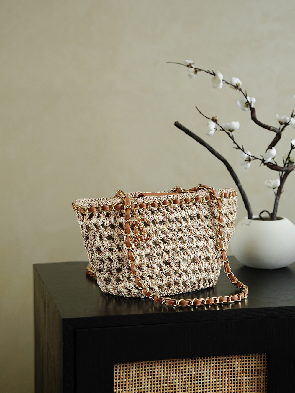 𝐂𝐡𝐚𝐧𝐞𝐥  𝟐𝟐𝐩 菜篮子草编包 
尺寸𝟑𝟔*𝟐𝟎*𝟏𝟐𝐜𝐦
编织菜篮子这款包包简直就是春天的度假包 休闲包 逛街包 去沙滩背更有感觉 更棒 这款包包搭配粉红夹克简直就是绝美 天包包颜值上就是满分 粉粉嫩嫩的超级好看 细节也是非常精致 真的太喜欢了
款号𝟗𝟗𝟖𝟓𝟐