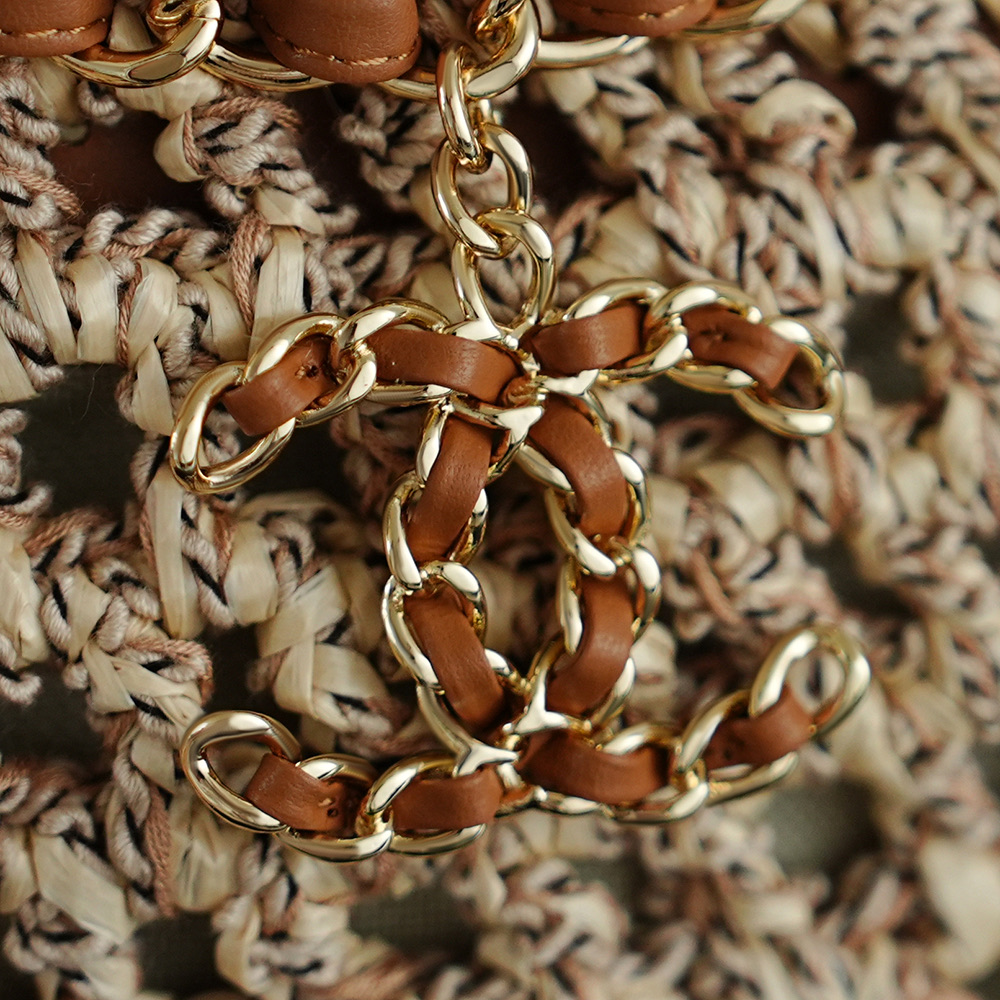 𝐂𝐡𝐚𝐧𝐞𝐥  𝟐𝟐𝐩 菜篮子草编包 
尺寸𝟑𝟔*𝟐𝟎*𝟏𝟐𝐜𝐦
编织菜篮子这款包包简直就是春天的度假包 休闲包 逛街包 去沙滩背更有感觉 更棒 这款包包搭配粉红夹克简直就是绝美 天包包颜值上就是满分 粉粉嫩嫩的超级好看 细节也是非常精致 真的太喜欢了
款号𝟗𝟗𝟖𝟓𝟐