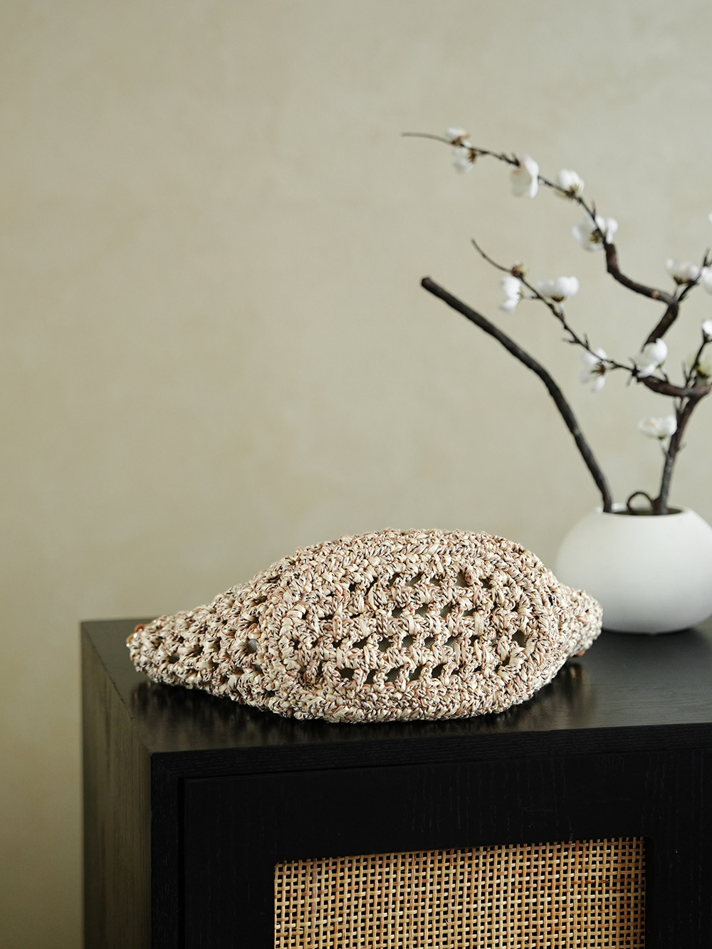 𝐂𝐡𝐚𝐧𝐞𝐥  𝟐𝟐𝐩 菜篮子草编包 
尺寸𝟑𝟔*𝟐𝟎*𝟏𝟐𝐜𝐦
编织菜篮子这款包包简直就是春天的度假包 休闲包 逛街包 去沙滩背更有感觉 更棒 这款包包搭配粉红夹克简直就是绝美 天包包颜值上就是满分 粉粉嫩嫩的超级好看 细节也是非常精致 真的太喜欢了
款号𝟗𝟗𝟖𝟓𝟐