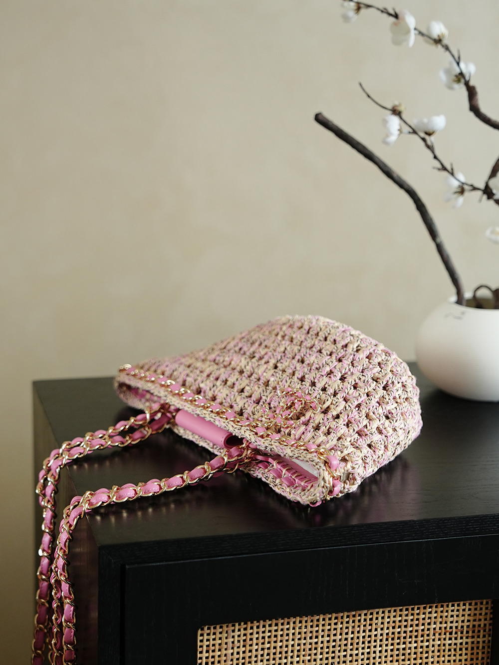 𝐂𝐡𝐚𝐧𝐞𝐥  𝟐𝟐𝐩 菜篮子草编包 
尺寸𝟑𝟔*𝟐𝟎*𝟏𝟐𝐜𝐦
编织菜篮子这款包包简直就是春天的度假包 休闲包 逛街包 去沙滩背更有感觉 更棒 这款包包搭配粉红夹克简直就是绝美 天包包颜值上就是满分 粉粉嫩嫩的超级好看 细节也是非常精致 真的太喜欢了
款号𝟗𝟗𝟖𝟓𝟐