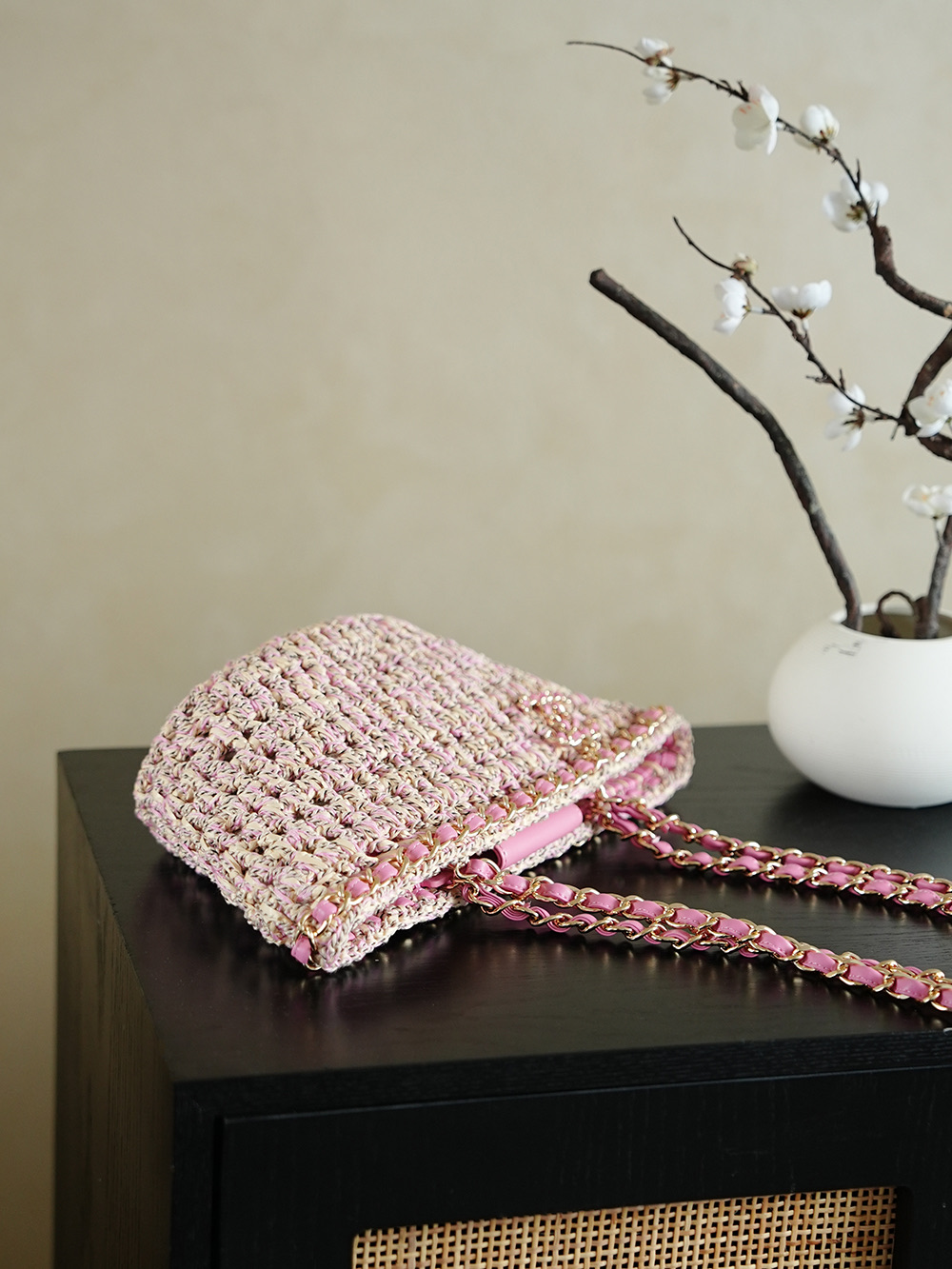 𝐂𝐡𝐚𝐧𝐞𝐥  𝟐𝟐𝐩 菜篮子草编包 
尺寸𝟑𝟔*𝟐𝟎*𝟏𝟐𝐜𝐦
编织菜篮子这款包包简直就是春天的度假包 休闲包 逛街包 去沙滩背更有感觉 更棒 这款包包搭配粉红夹克简直就是绝美 天包包颜值上就是满分 粉粉嫩嫩的超级好看 细节也是非常精致 真的太喜欢了
款号𝟗𝟗𝟖𝟓𝟐