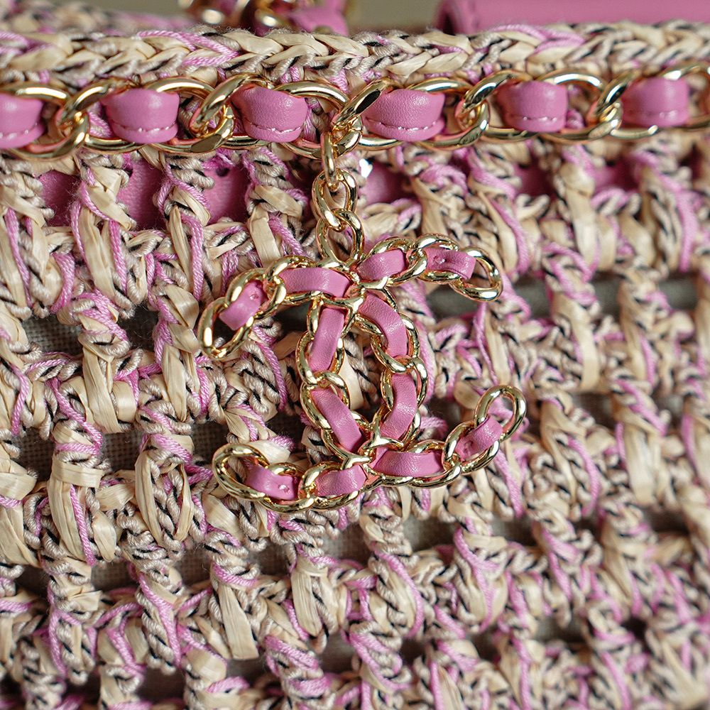 𝐂𝐡𝐚𝐧𝐞𝐥  𝟐𝟐𝐩 菜篮子草编包 
尺寸𝟑𝟔*𝟐𝟎*𝟏𝟐𝐜𝐦
编织菜篮子这款包包简直就是春天的度假包 休闲包 逛街包 去沙滩背更有感觉 更棒 这款包包搭配粉红夹克简直就是绝美 天包包颜值上就是满分 粉粉嫩嫩的超级好看 细节也是非常精致 真的太喜欢了
款号𝟗𝟗𝟖𝟓𝟐