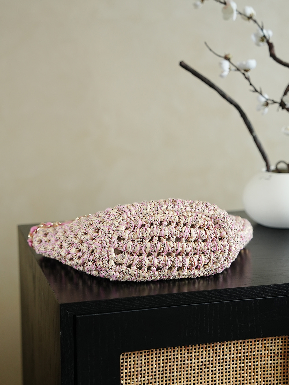 𝐂𝐡𝐚𝐧𝐞𝐥  𝟐𝟐𝐩 菜篮子草编包 
尺寸𝟑𝟔*𝟐𝟎*𝟏𝟐𝐜𝐦
编织菜篮子这款包包简直就是春天的度假包 休闲包 逛街包 去沙滩背更有感觉 更棒 这款包包搭配粉红夹克简直就是绝美 天包包颜值上就是满分 粉粉嫩嫩的超级好看 细节也是非常精致 真的太喜欢了
款号𝟗𝟗𝟖𝟓𝟐