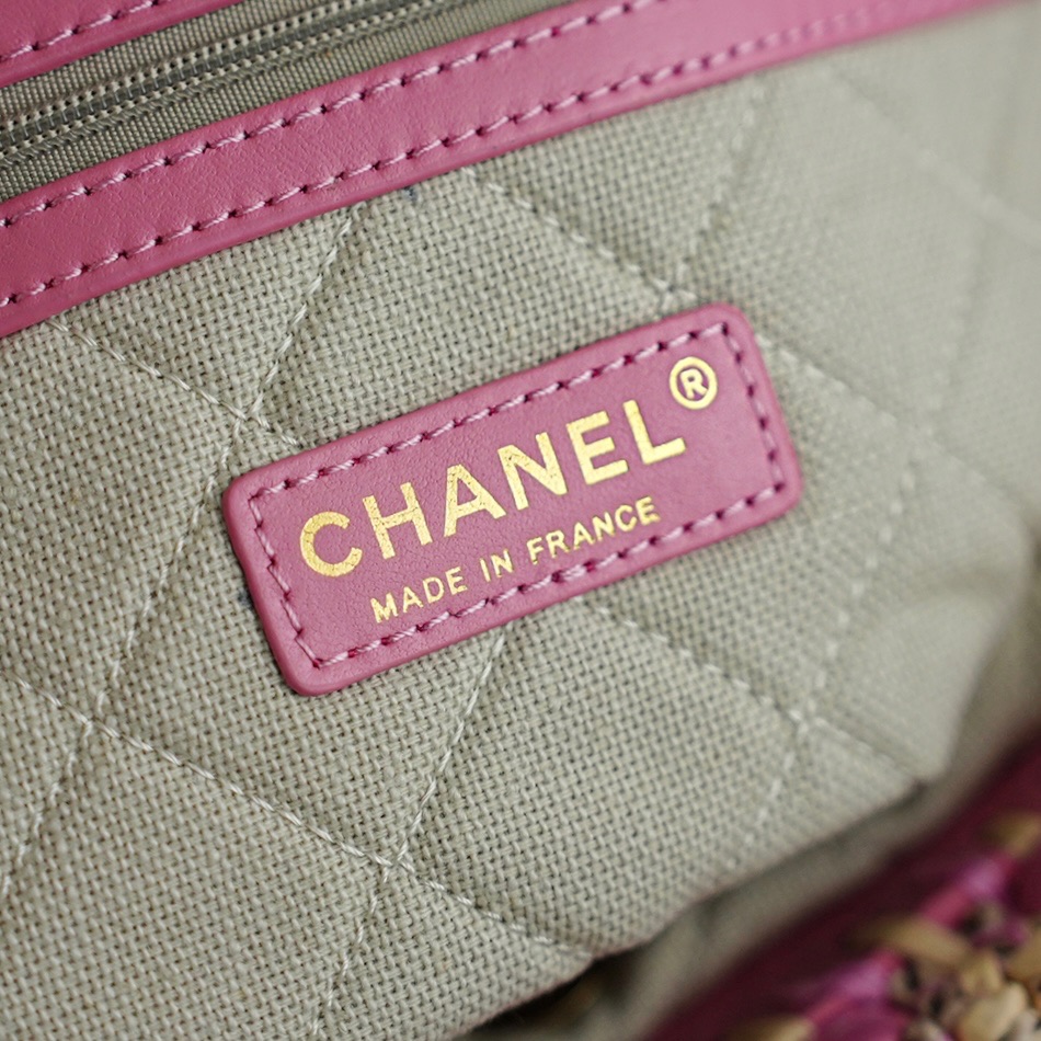 𝐂𝐡𝐚𝐧𝐞𝐥  𝟐𝟐𝐩 菜篮子草编包 
尺寸𝟑𝟔*𝟐𝟎*𝟏𝟐𝐜𝐦
编织菜篮子这款包包简直就是春天的度假包 休闲包 逛街包 去沙滩背更有感觉 更棒 这款包包搭配粉红夹克简直就是绝美 天包包颜值上就是满分 粉粉嫩嫩的超级好看 细节也是非常精致 真的太喜欢了
款号𝟗𝟗𝟖𝟓𝟐