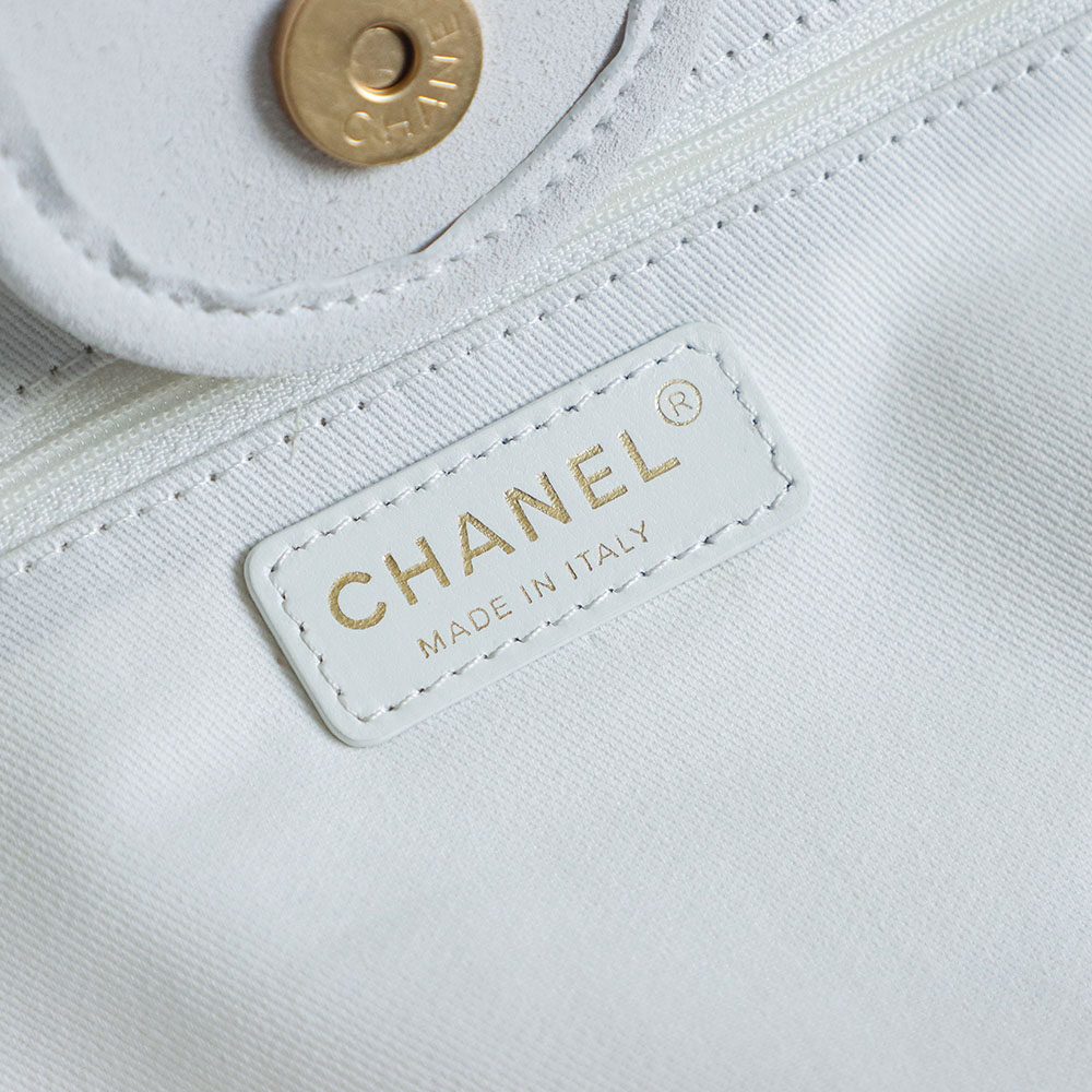 Chanel White Raffia Beach Bag with Gold Chain Accents - Spring/Summer Collection 10 i1756390414167 7948 0 4