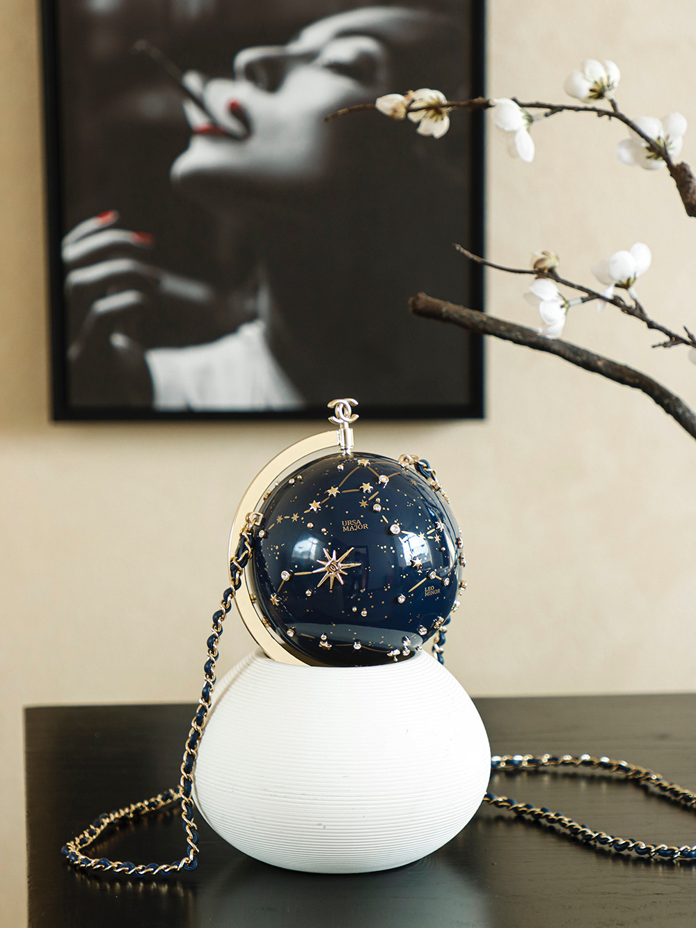 NO:704534,Heavy Industry Boutique Series, the most important development result of the year, pre-order 26s universe show. Designer Matthieu’s genius idea about materials. The stars of the universe are important inspirations and elements of this season, so the collector’s handbag is presented in the form of a “globe”. It is already an exquisite craft in itself, beautiful and full of weight. The fantasy of stars falling into the world, etc.19860909重工精品系列 年度重磅开发成果 预订 26s宇宙秀场 由设计师 Matthieu 关于材质的天才创想 宇宙星辰是本季的重要灵感和元素 于是收藏家手袋就以「地球仪」形式呈现 其本身就已经是一颗精湛无比工艺品 美丽且分量十足 星辰坠入人间的幻想,其他,韩剧