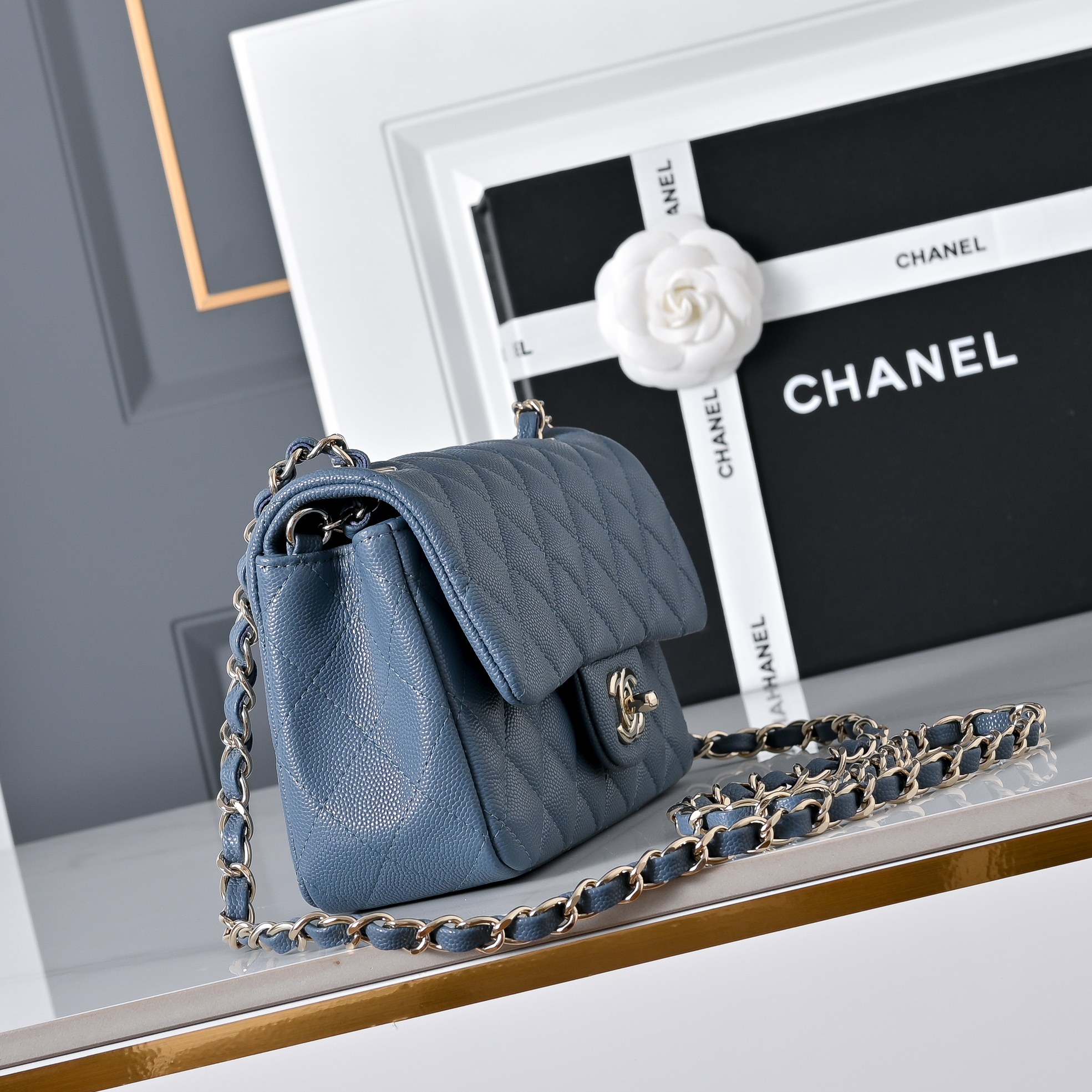 Сумка Chanel Classic Flap Mini с золотой фурнитурой